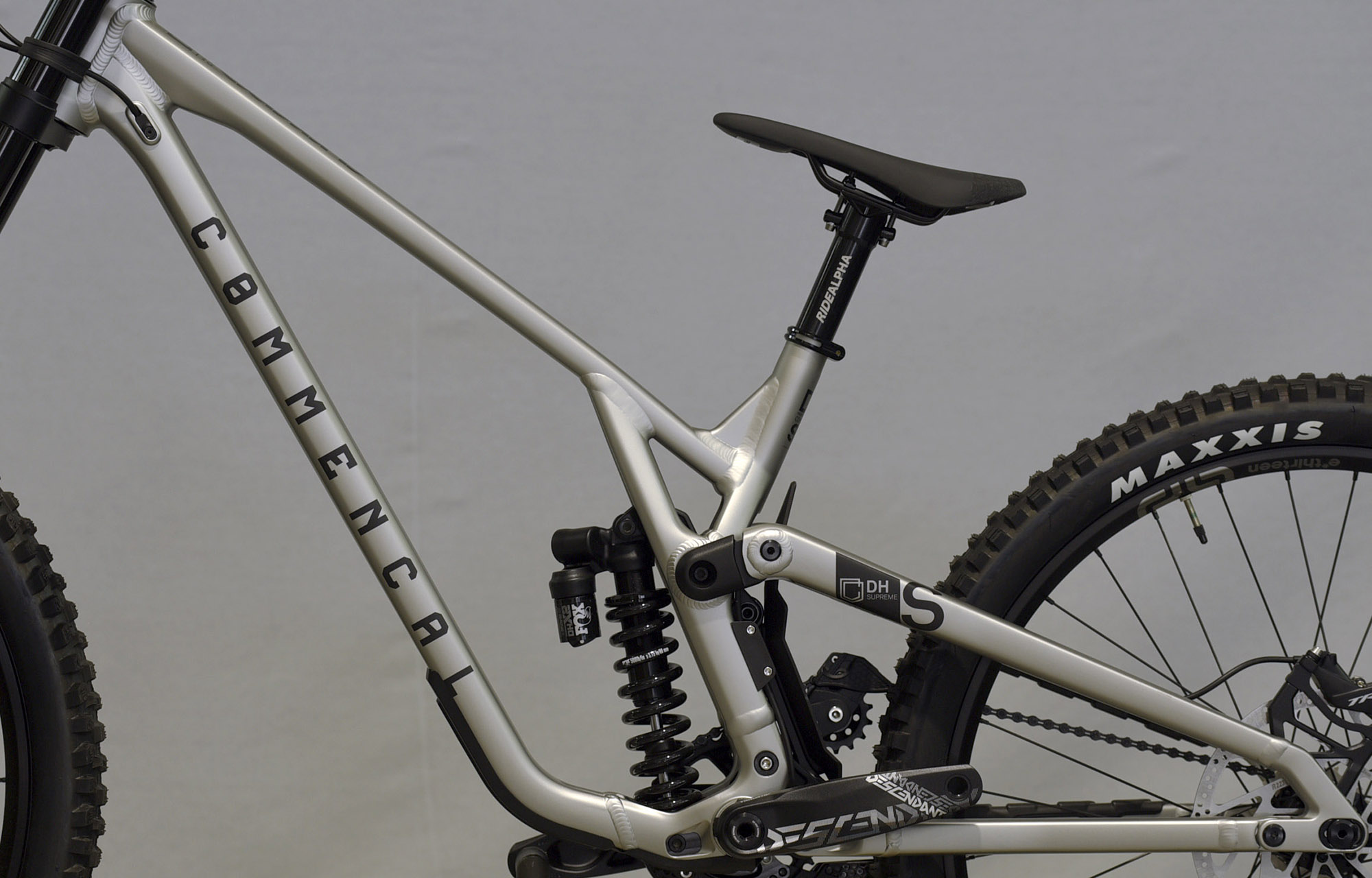 COMMENCAL SUPREME DH V5 ESSENTIAL SILVER - L (23150903) image number null