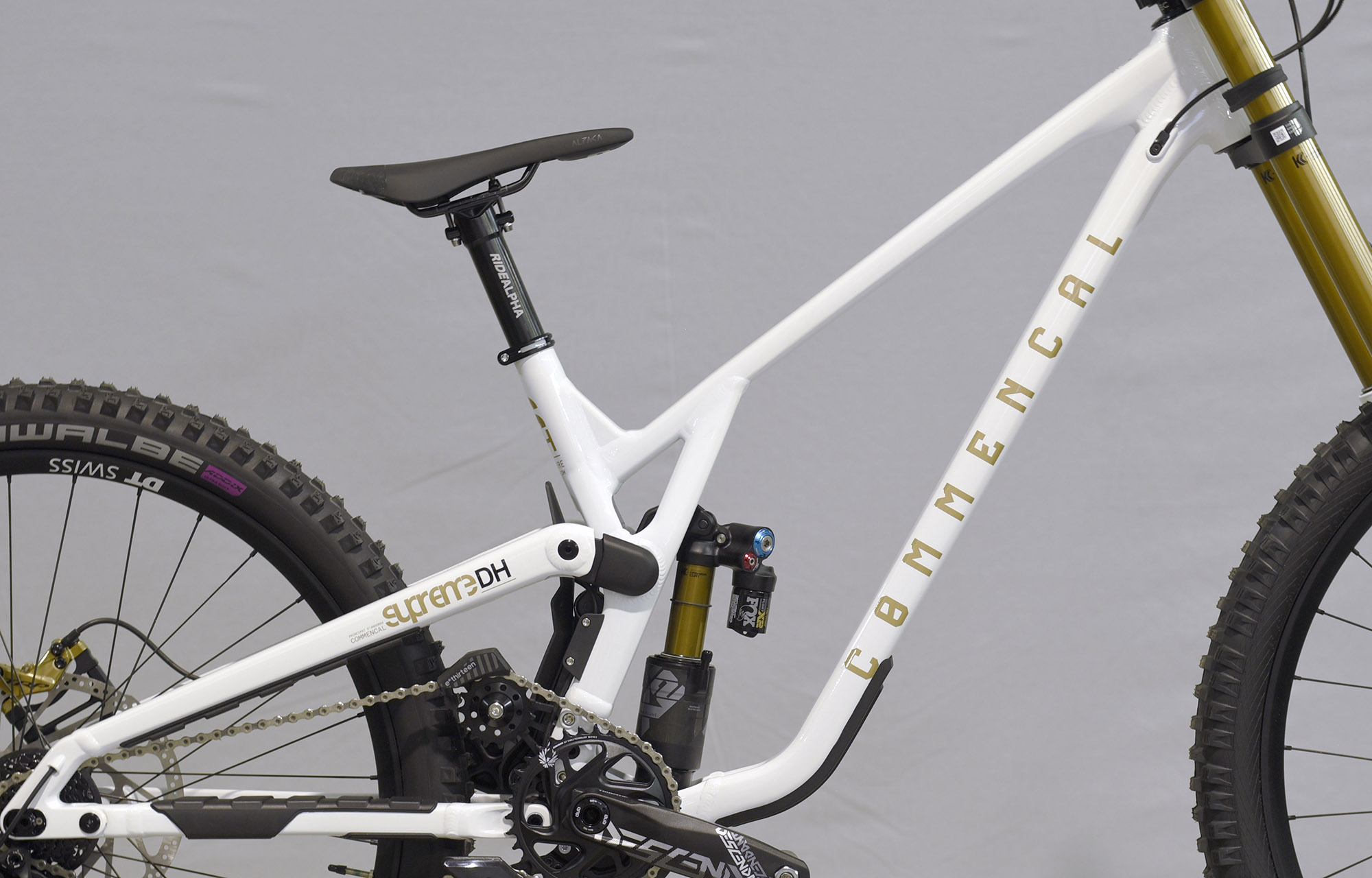 COMMENCAL SUPREME DH V5 SIGNATURE LTD PURE WHITE - L (23151003) image number null