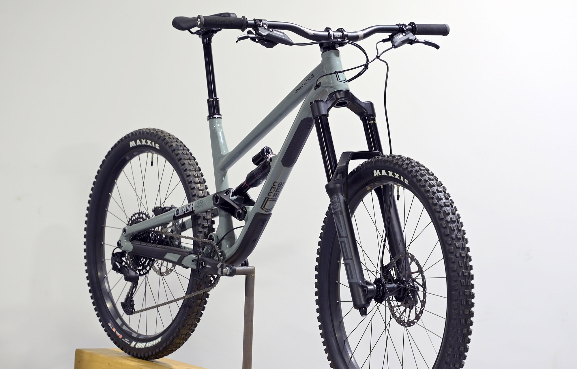 COMMENCAL CLASH RIDE PYRITE GREY ROCKSHOX - L (23132803) image cover number large 2