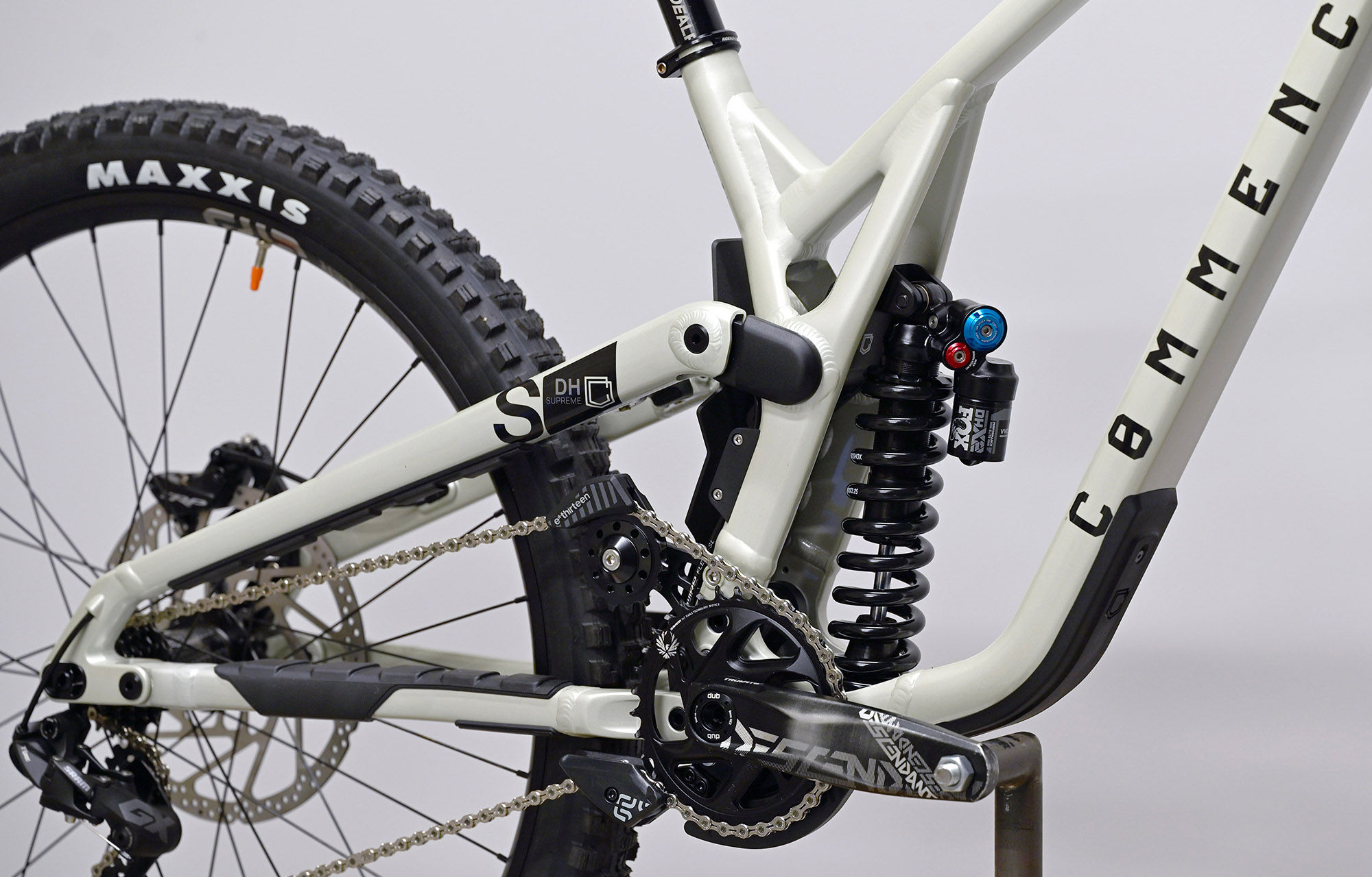 COMMENCAL SUPREME DH V5 ESSENTIAL CLEAR SILVER - M (23150102) image number null