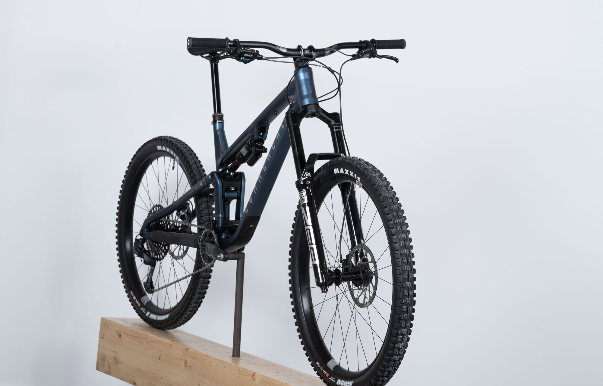 COMMENCAL META SX V5 RACE SPARKLY BLUE - L (23131703) image large number 1