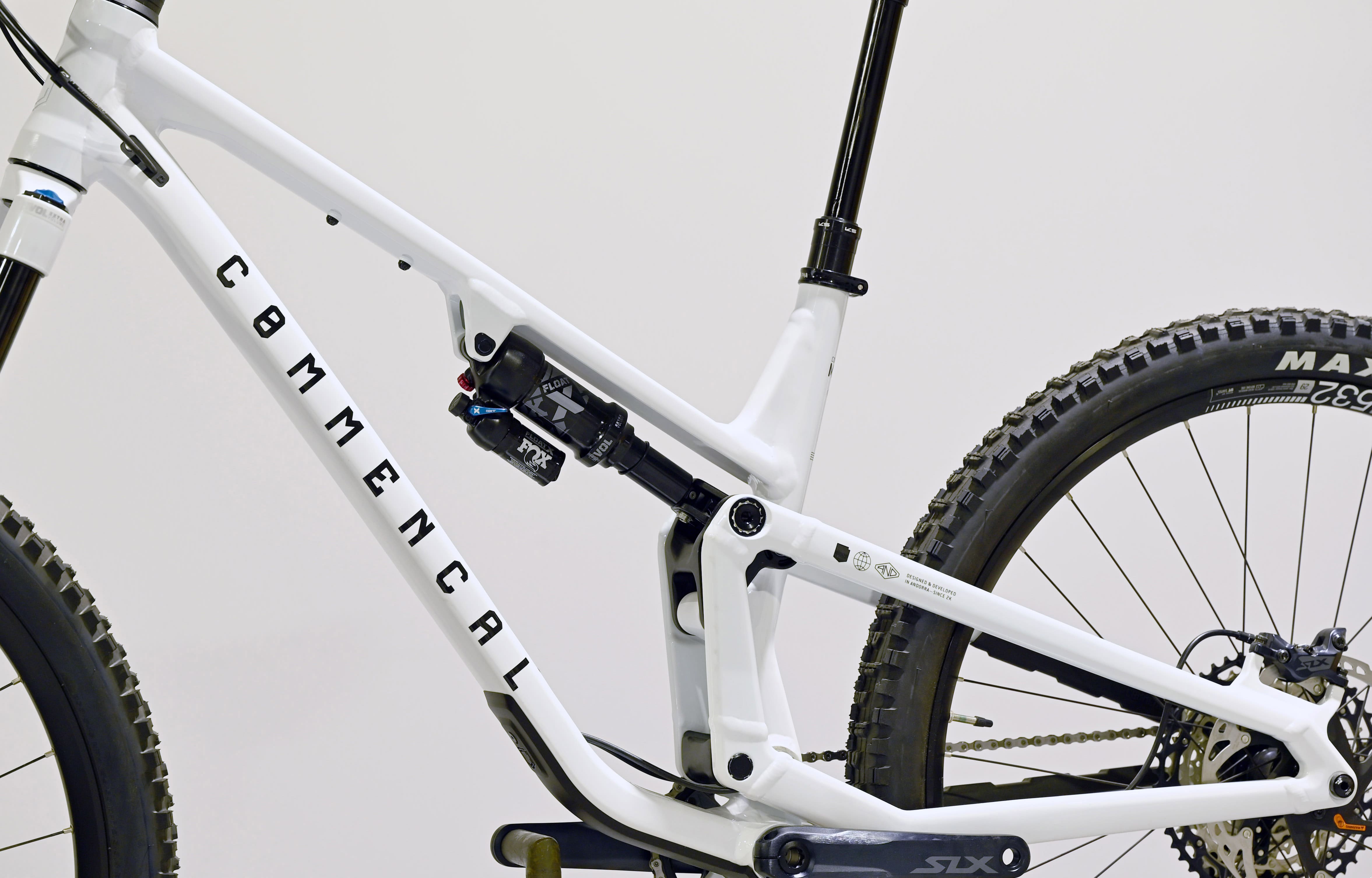COMMENCAL META V5 ESSENTIAL PURE WHITE - L (23121103) image number null