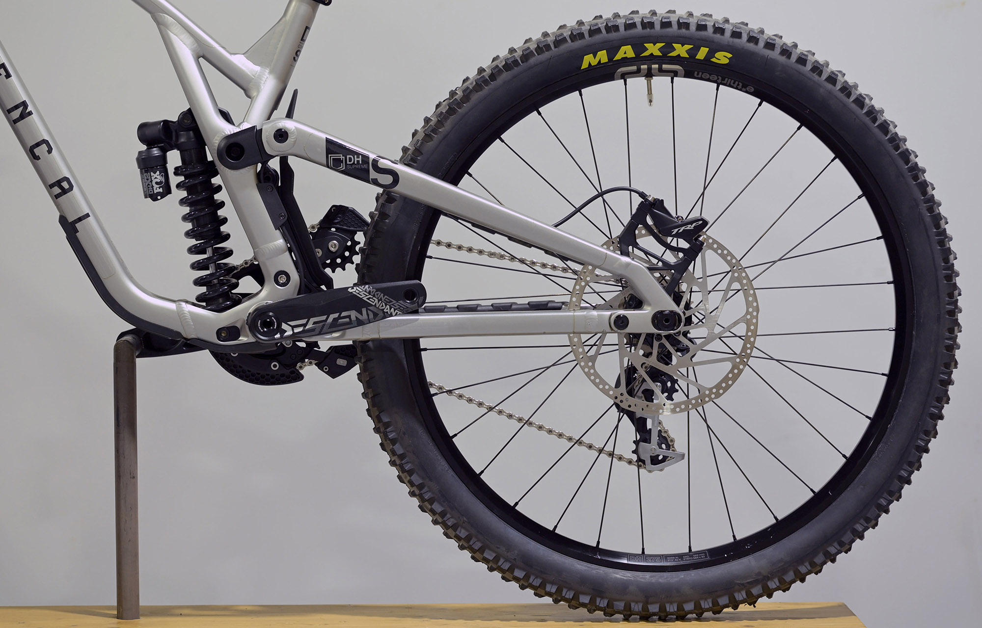 COMMENCAL SUPREME DH V5 ESSENTIAL SILVER - M (23150902) image cover number large 5