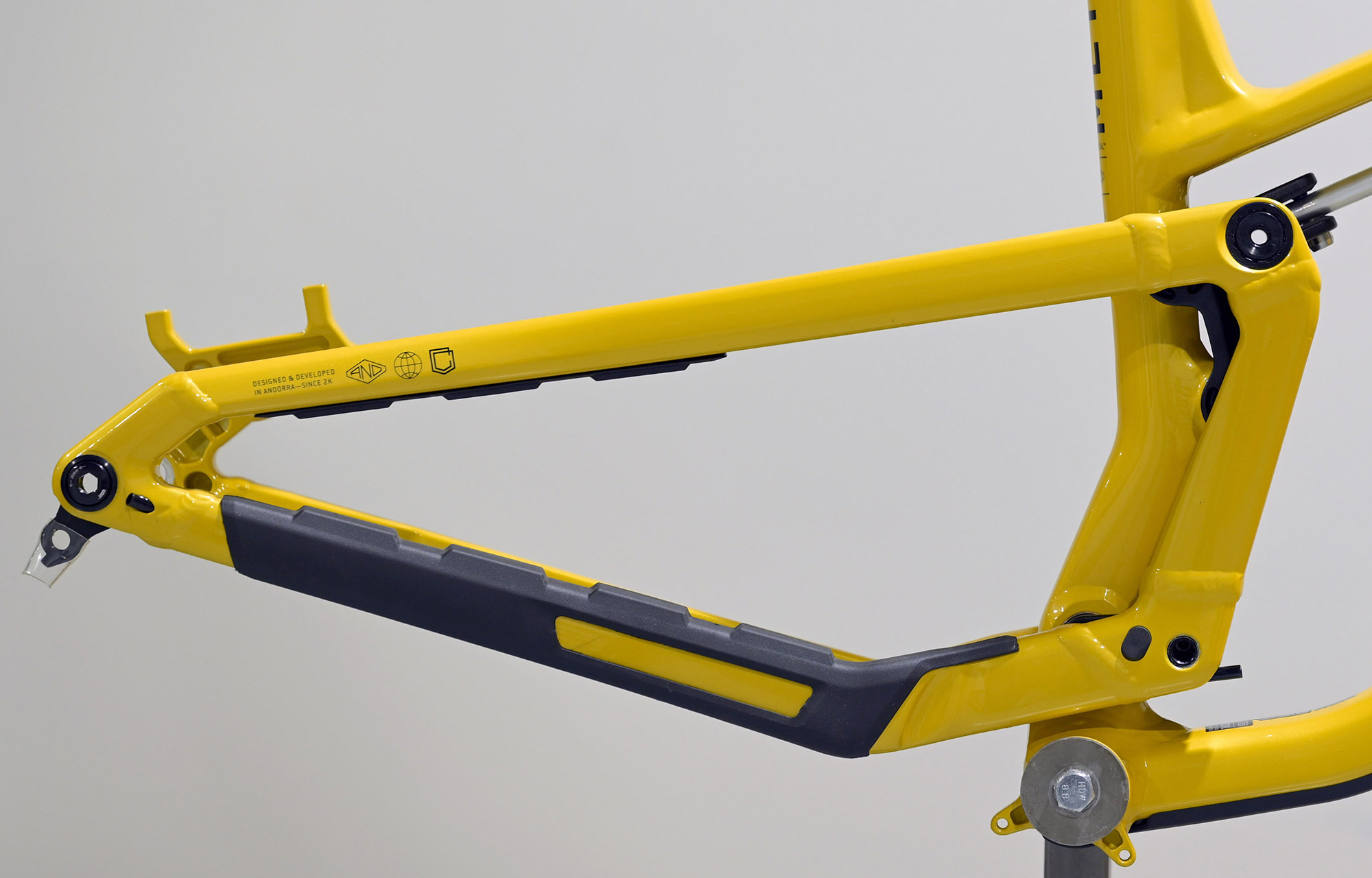 FRAME COMMENCAL META V5 MUSTARD - M (23121602) image number null