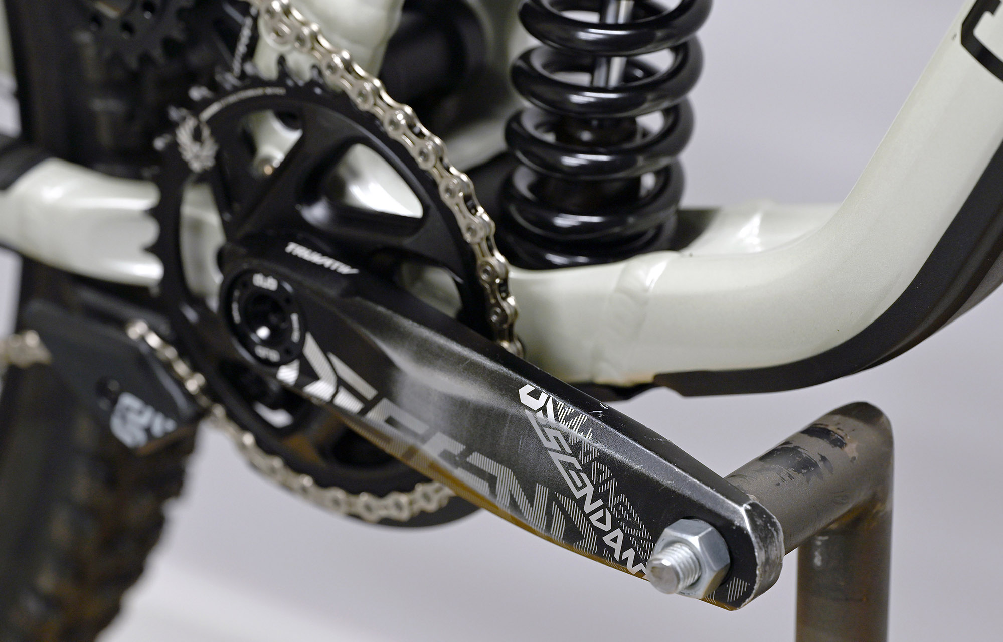 COMMENCAL SUPREME DH V5 ESSENTIAL CLEAR SILVER - M (23150102) image number null