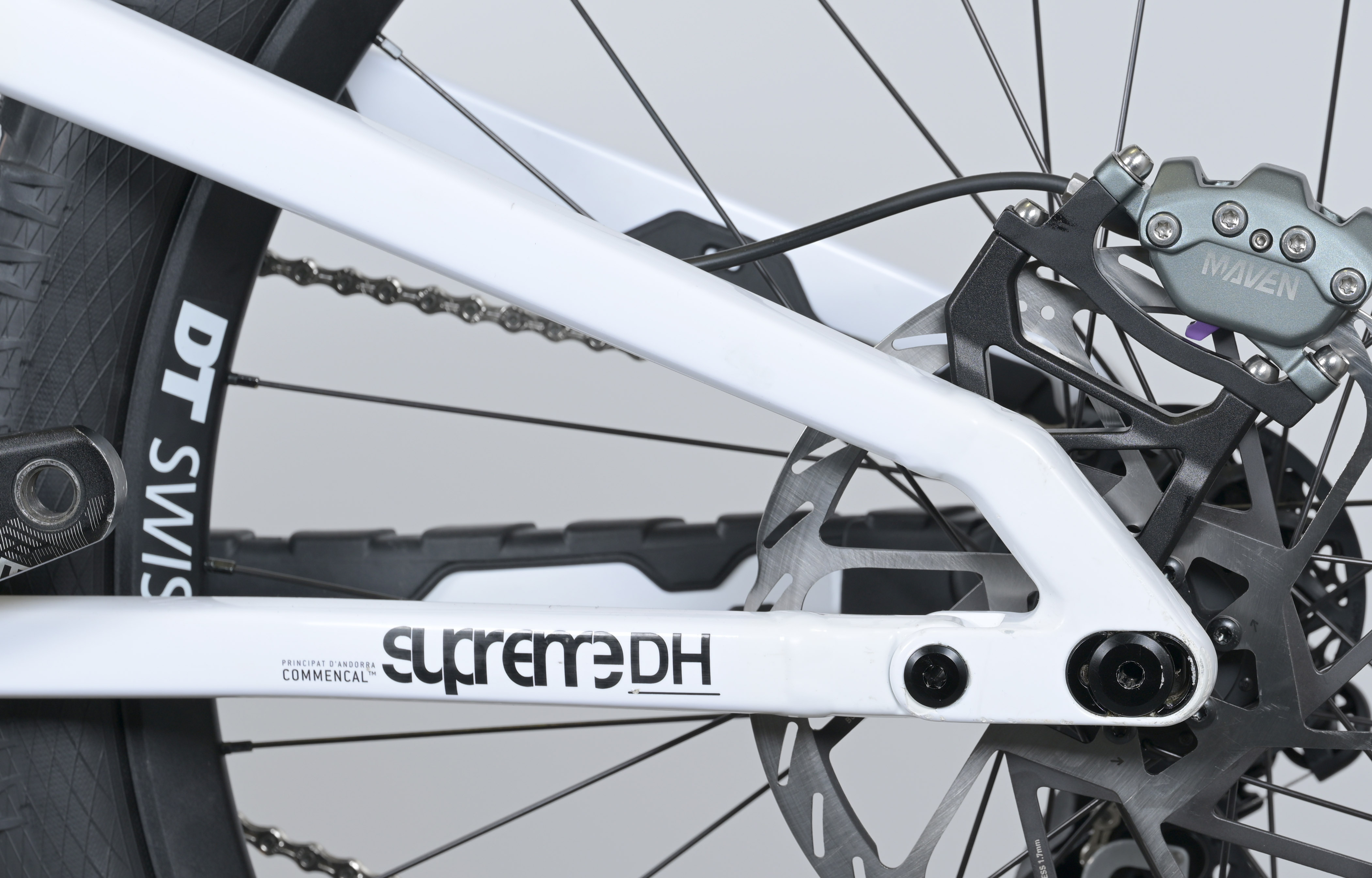 COMMENCAL SUPREME DH V5 ROCKSHOX PURE WHITE - L (24157103) image cover number large 8