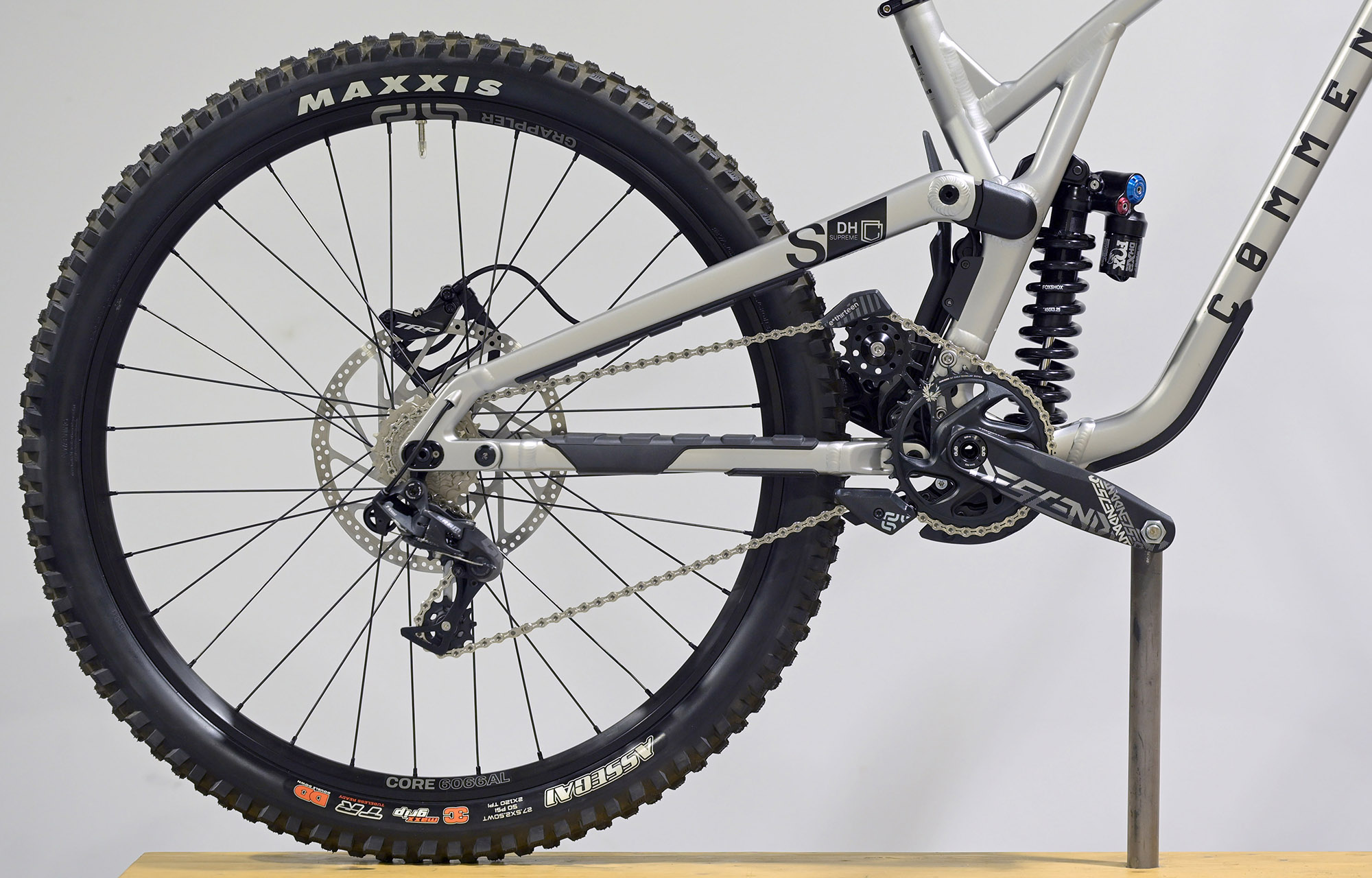 COMMENCAL SUPREME DH V5 ESSENTIAL SILVER - M (23150902) image cover number large 0