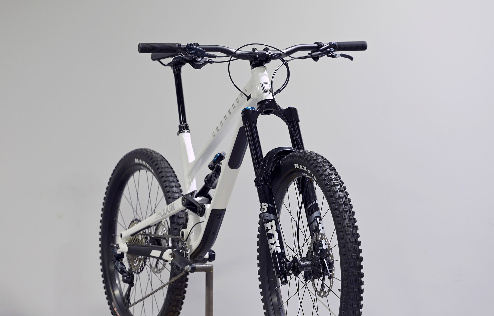 COMMENCAL CLASH ESSENTIAL PURE WHITE - L (24135603) image cover number large 2