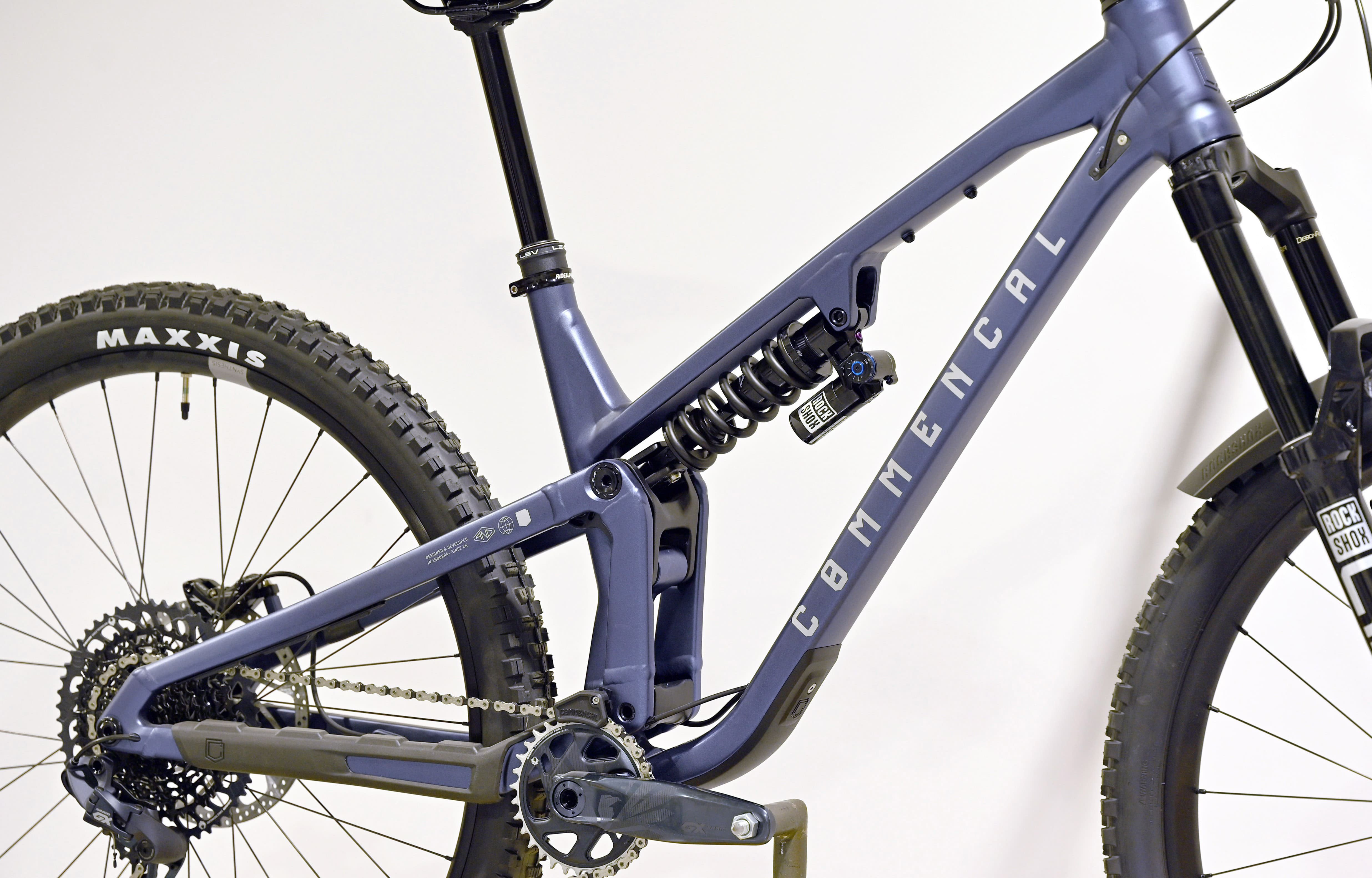 COMMENCAL META V5 RACE SPARKLY BLUE - M (23121302) image number null