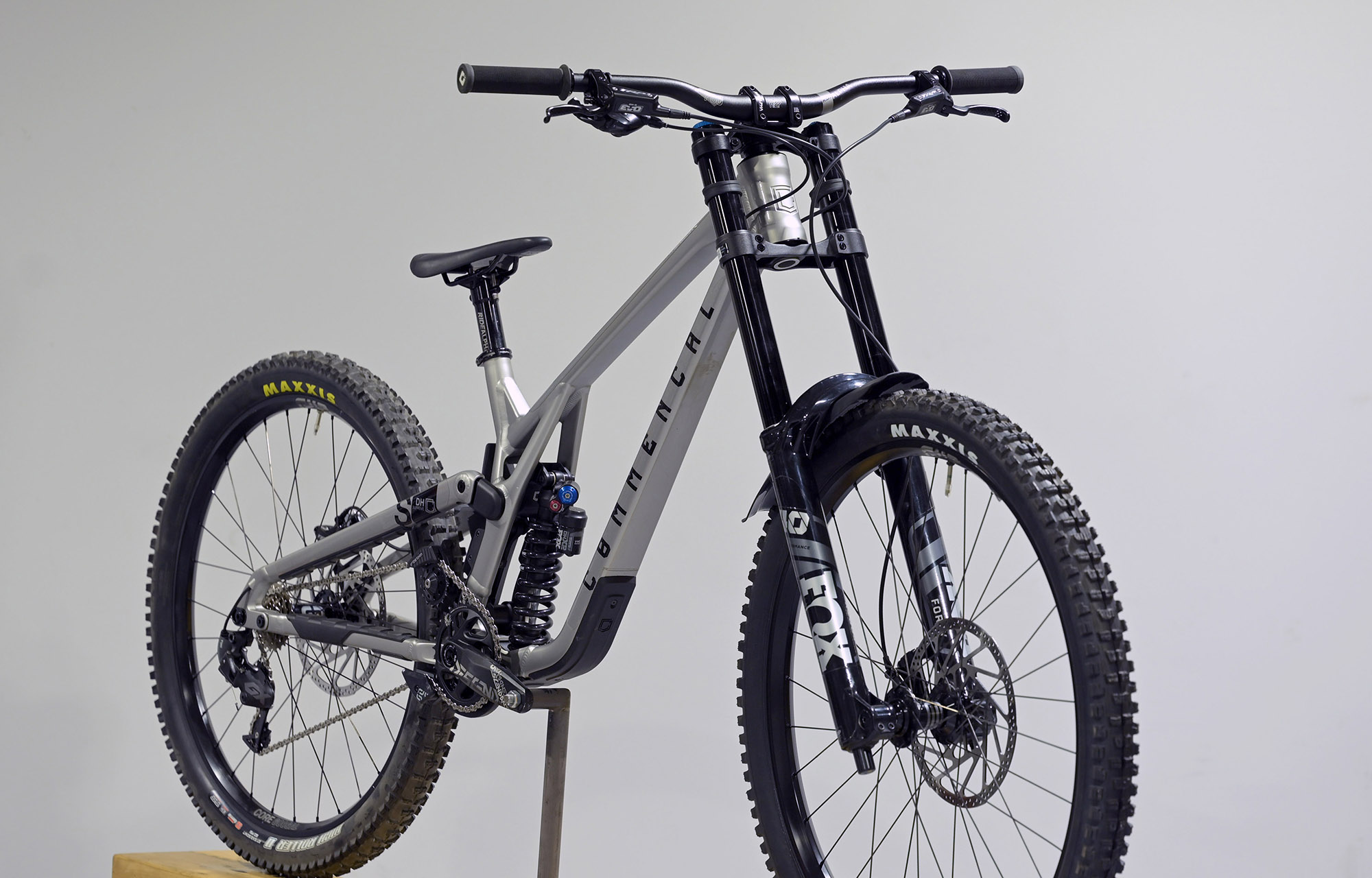 COMMENCAL SUPREME DH V5 ESSENTIAL SILVER - M (23150902) image cover number large 2