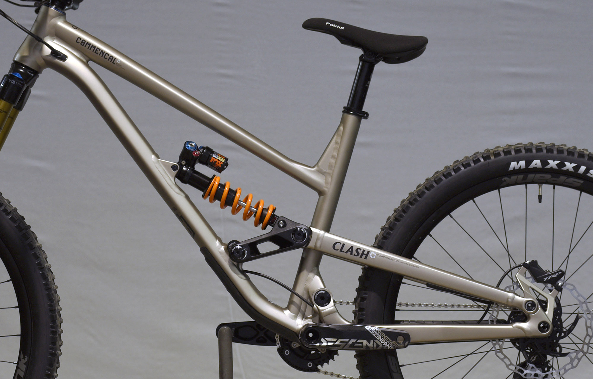 COMMENCAL CLASH PARK EDITION CHAMPAGNE - L (22131703) image number null