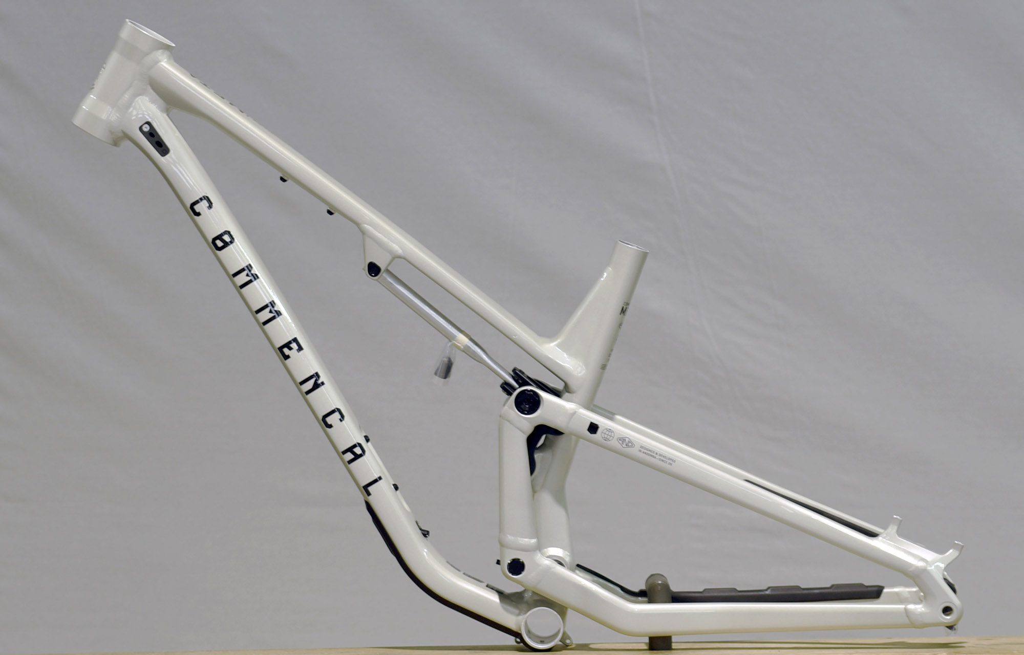 FRAME COMMENCAL META V5 CLEAR SILVER - L (23220503) image number null