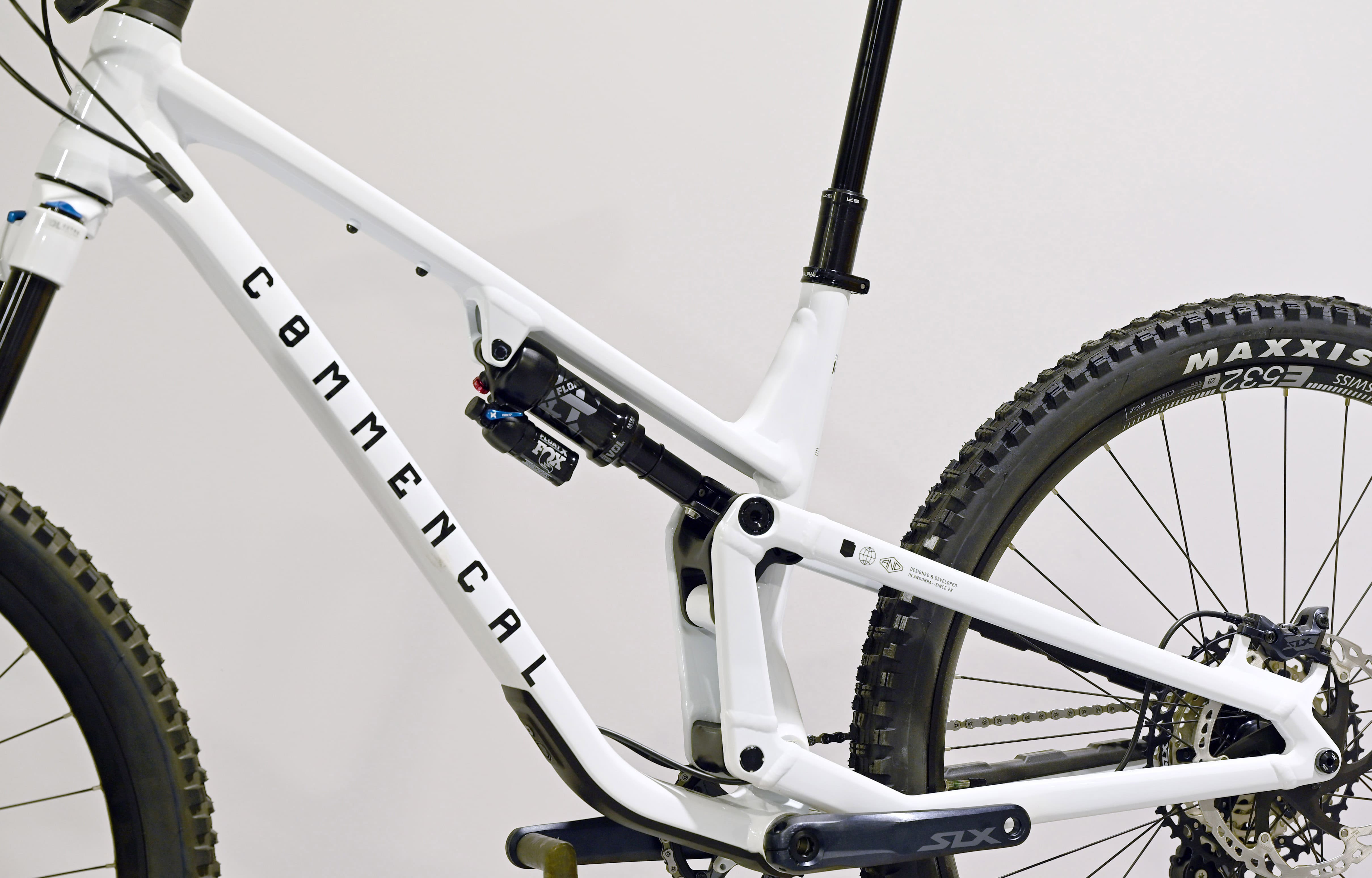 COMMENCAL META V5 ESSENTIAL PURE WHITE - L (23121103) image number null