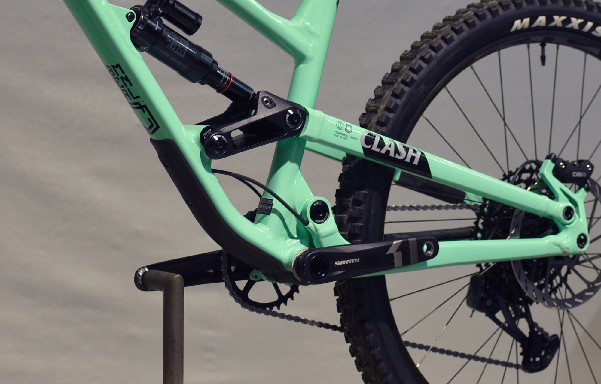 COMMENCAL CLASH RIDE EMERALD  GREEN NEW ROCKSHOX - M (23130102) image number null
