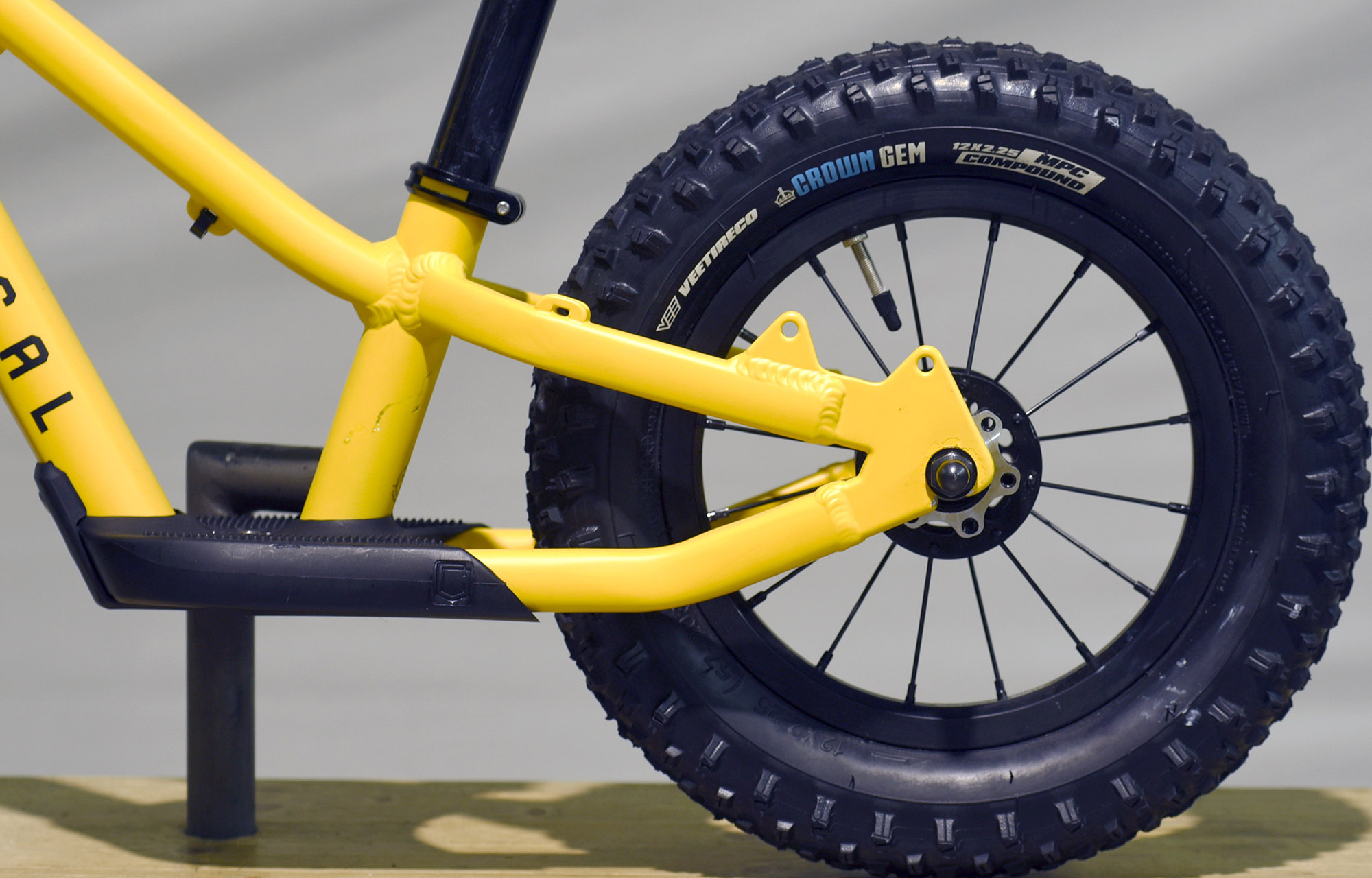 COMMENCAL RAMONES 12 PUSH BIKE OHLINS YELLOW - (23177801) image number null