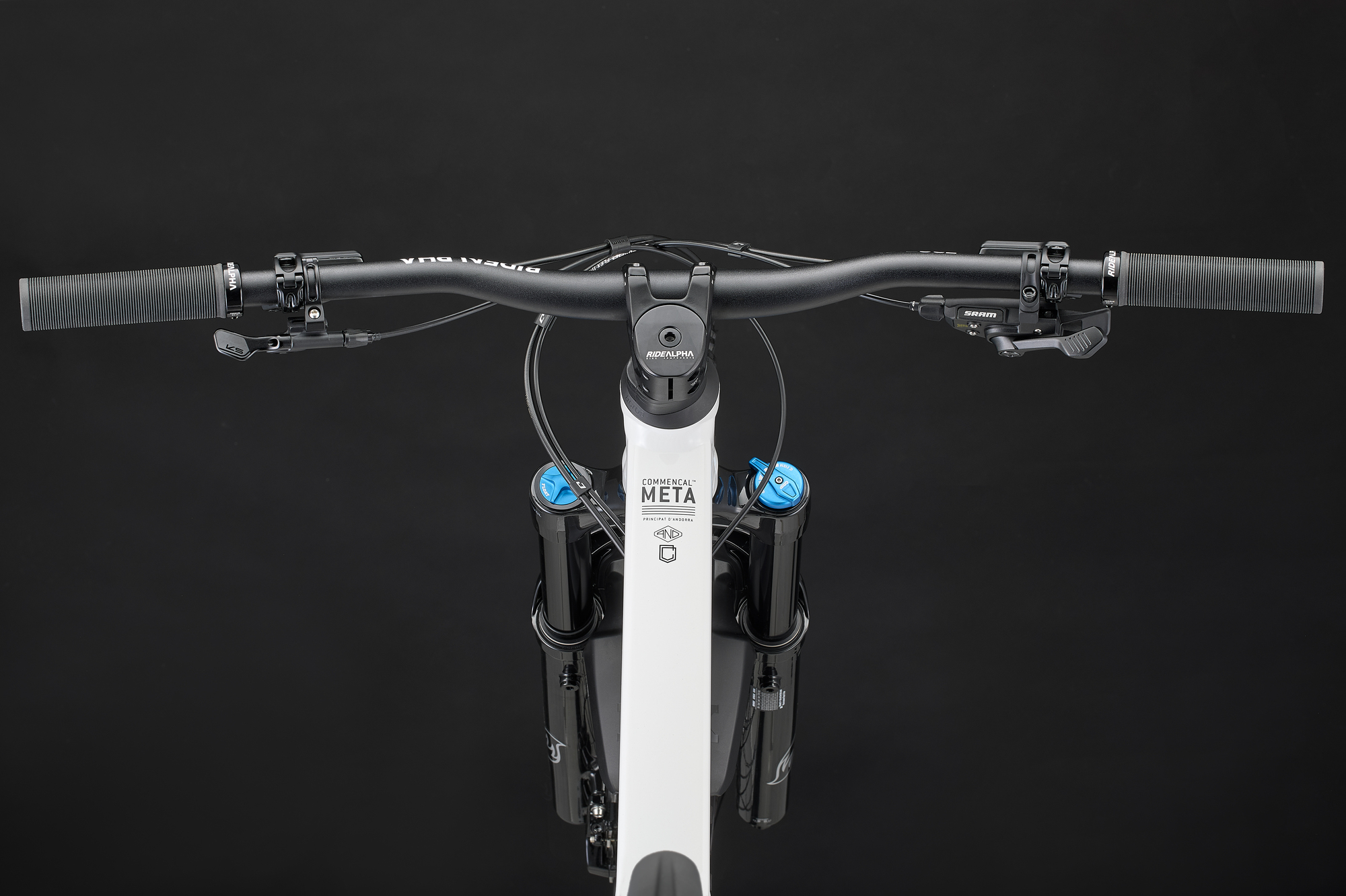 COMMENCAL META V5 ESSENTIAL PURE WHITE 2027 image large number 3