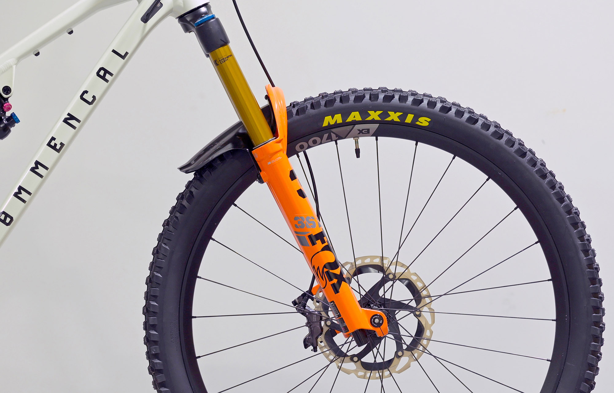 COMMENCAL META V5 SIGNATURE CLEAR SILVER - M (23121002) image cover number large 1