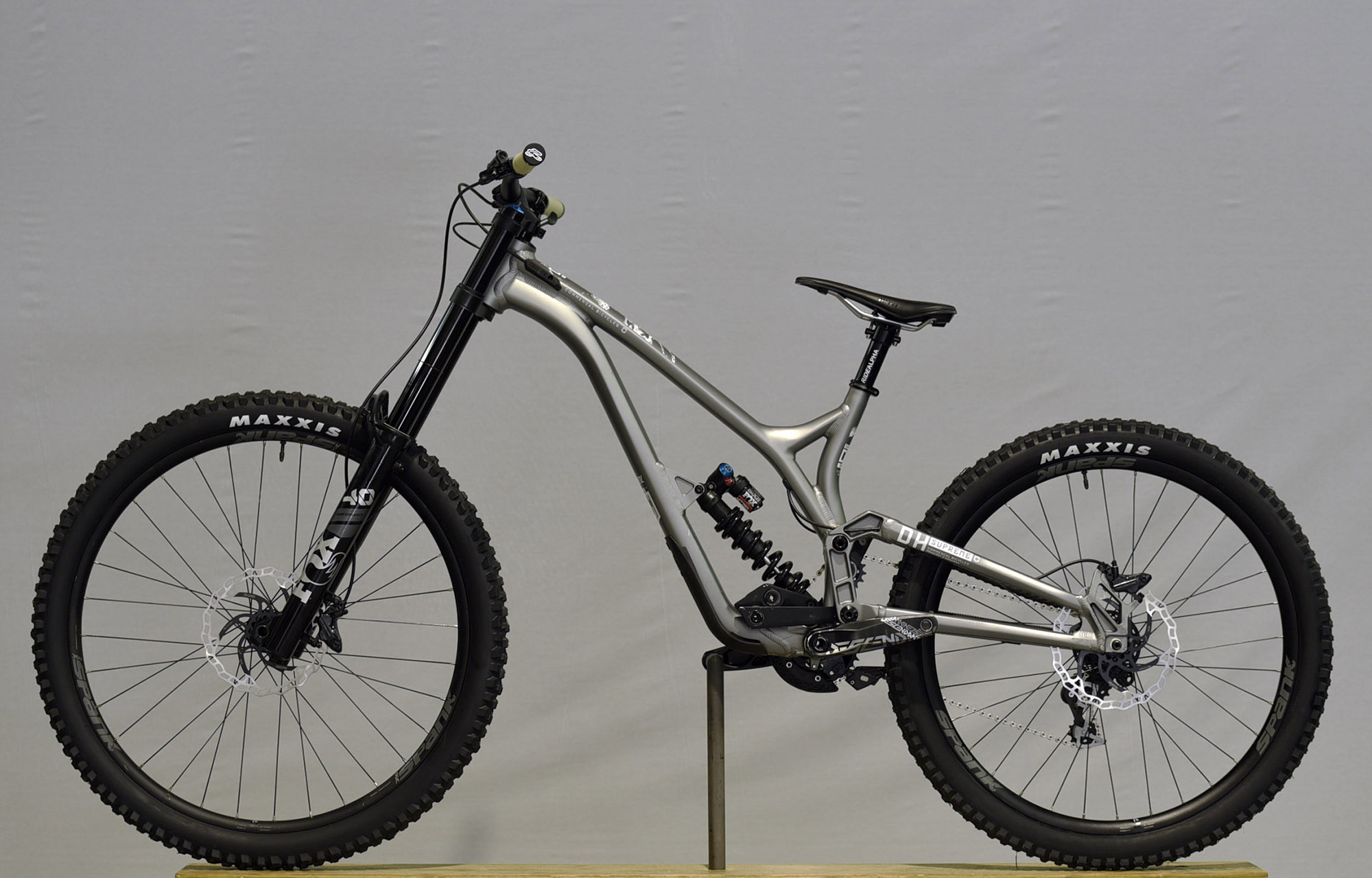 COMMENCAL SUPREME DH 29/27 RACE MATTE GRAPHITE  - L (21151203) image number null