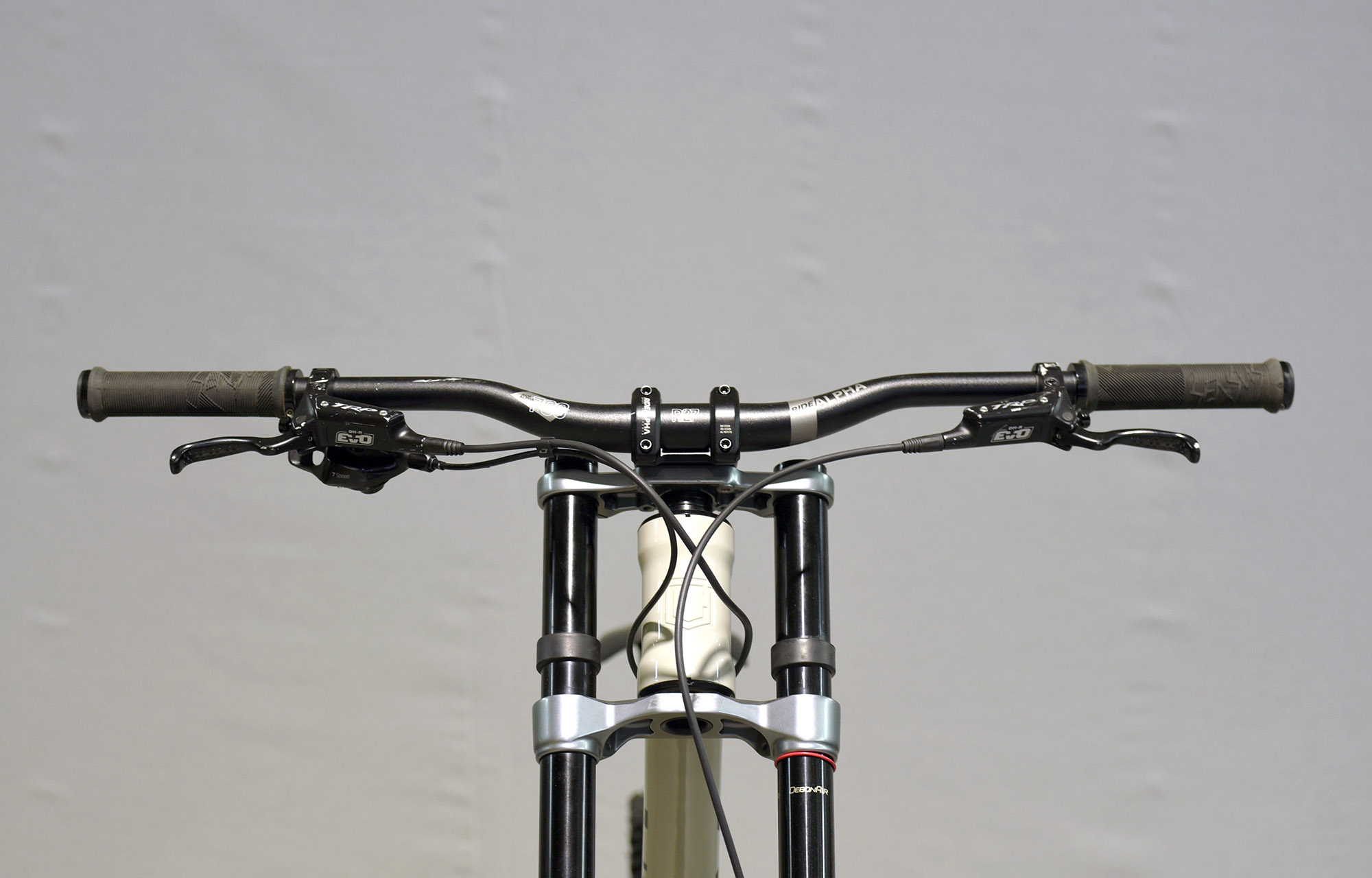 COMMENCAL SUPREME DH V5 RIDE CHALK - L (23150003) image number null