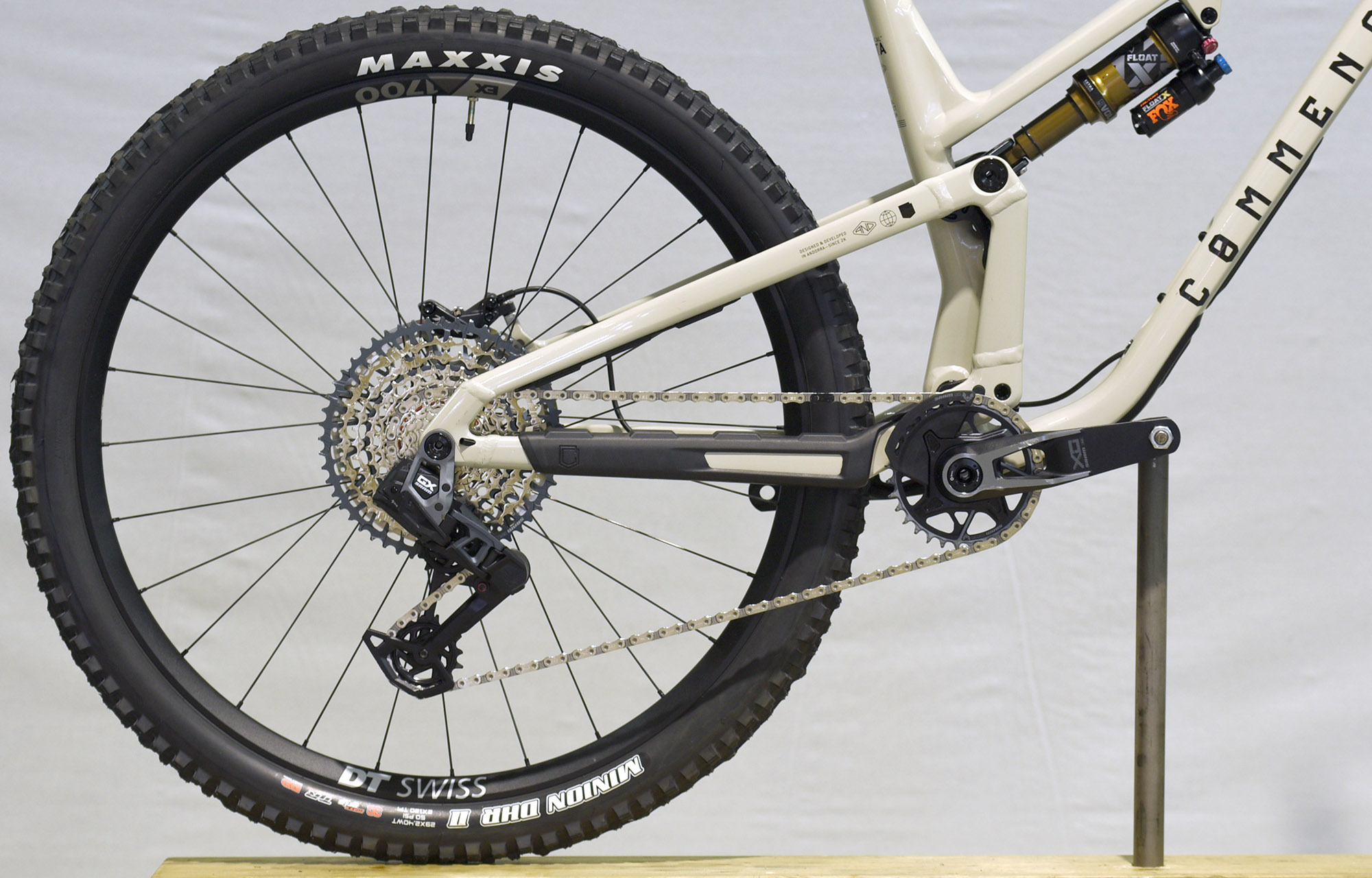 COMMENCAL META V5 T-TYPE CHALK - L (23120903) image number null