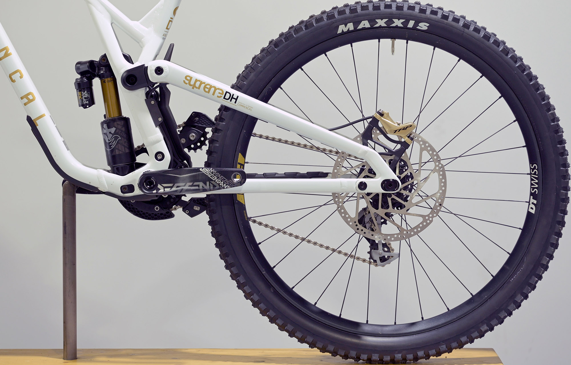 COMMENCAL SUPREME DH V5 SIGNATURE LTD PURE WHITE - M (23100055) image cover number large 2