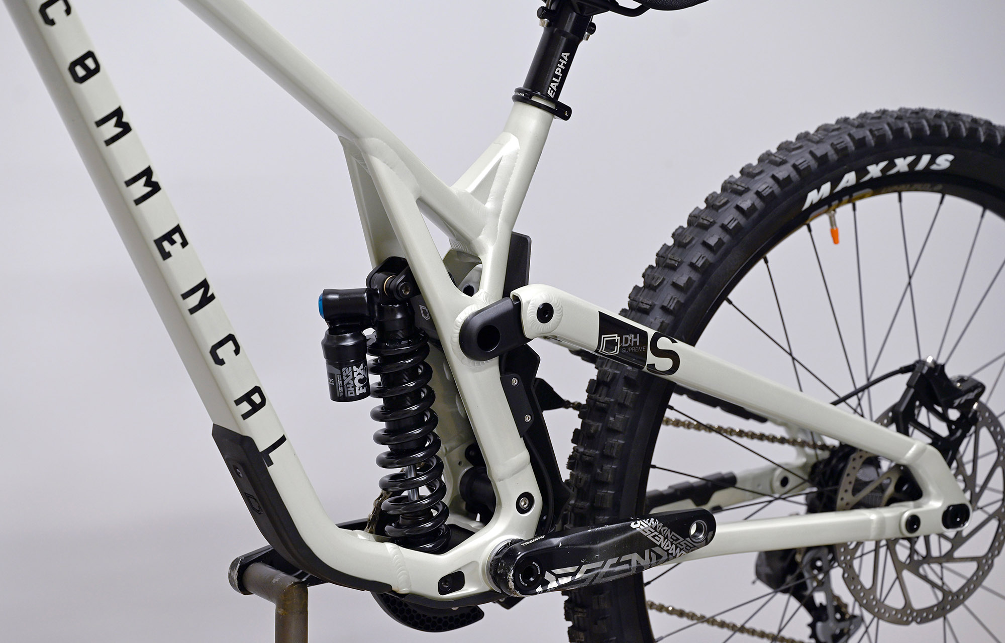 COMMENCAL SUPREME DH V5 ESSENTIAL CLEAR SILVER - M (23150102) image number null