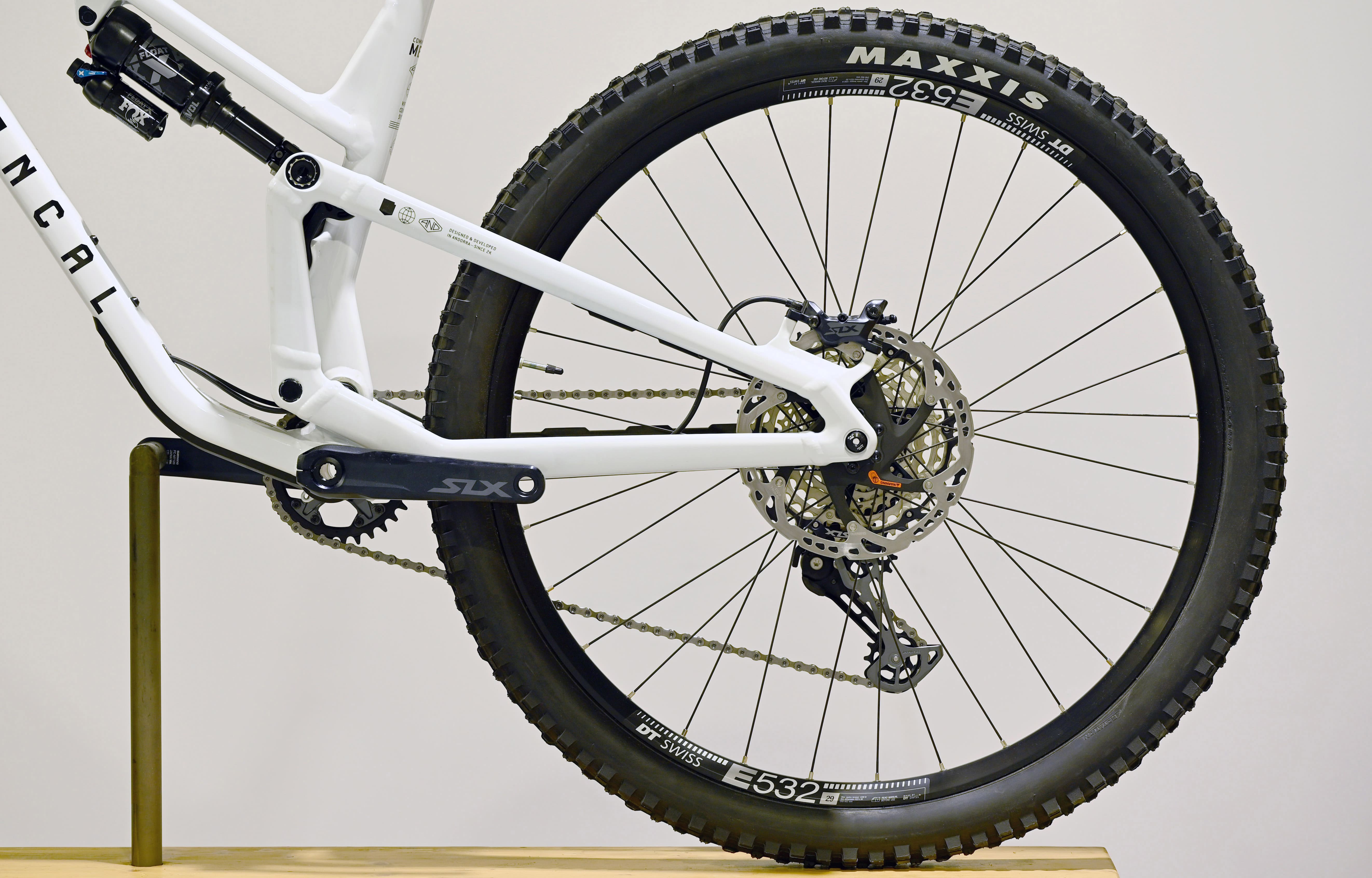 COMMENCAL META V5 ESSENTIAL PURE WHITE - L (23121103) image number null