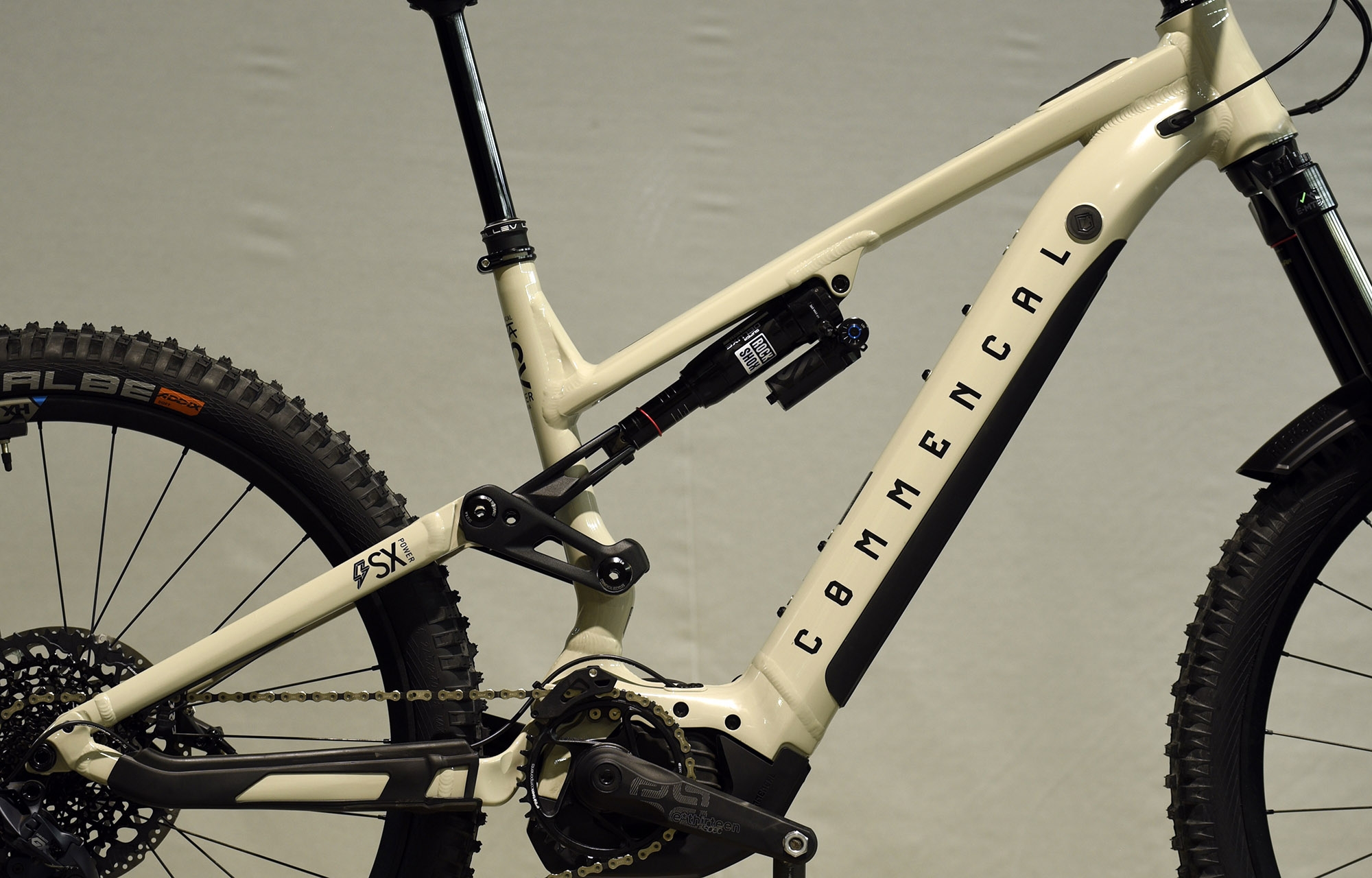 COMMENCAL META POWER SX BOSCH RACE CHALK - L (23181403) 3 km image number null
