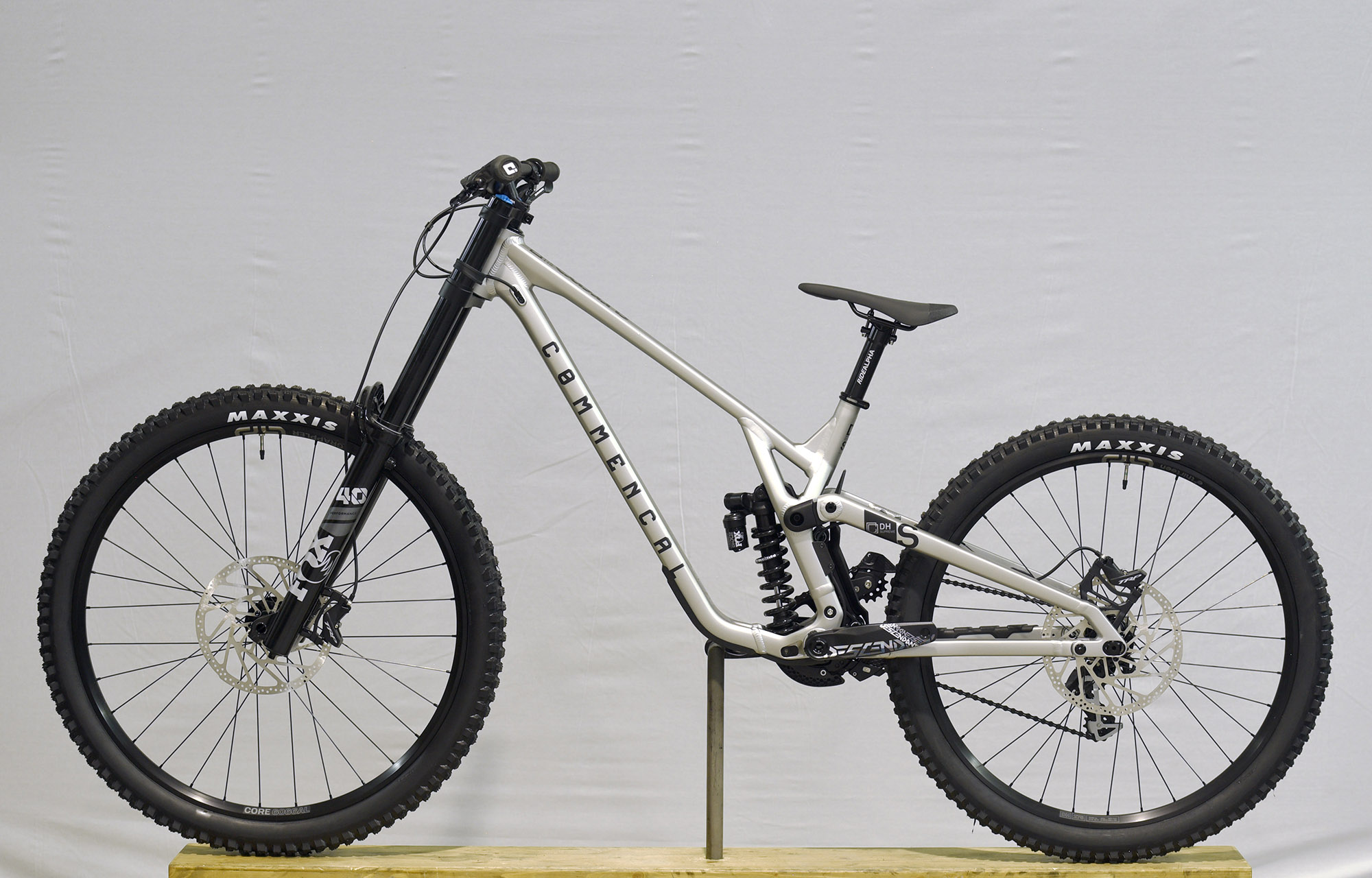 COMMENCAL SUPREME DH V5 ESSENTIAL SILVER - L (23150903) image number null