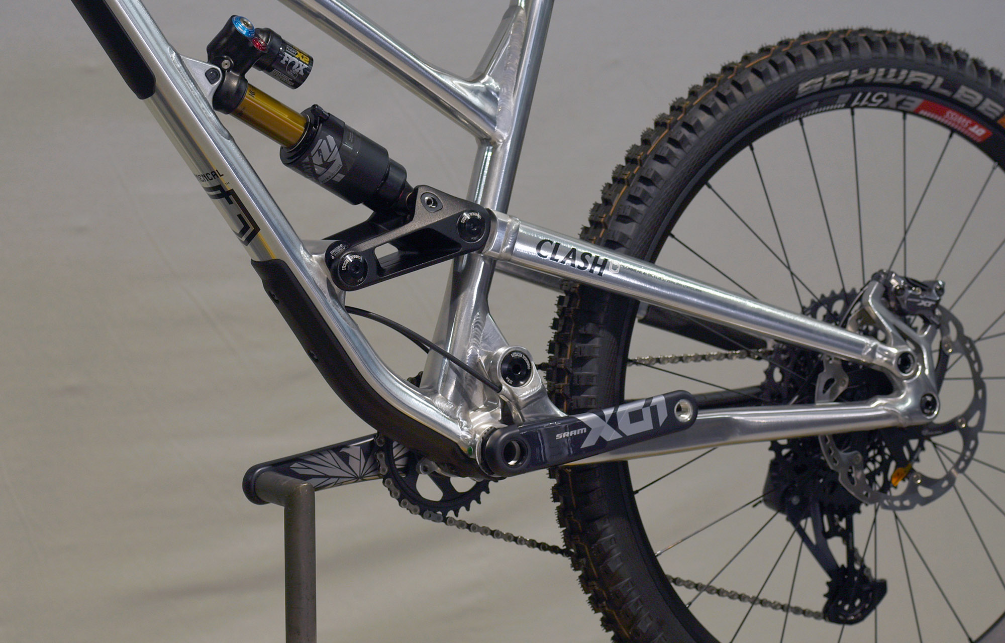 COMMENCAL CLASH HIGH POLISHED ALC - M (23100032) image number null