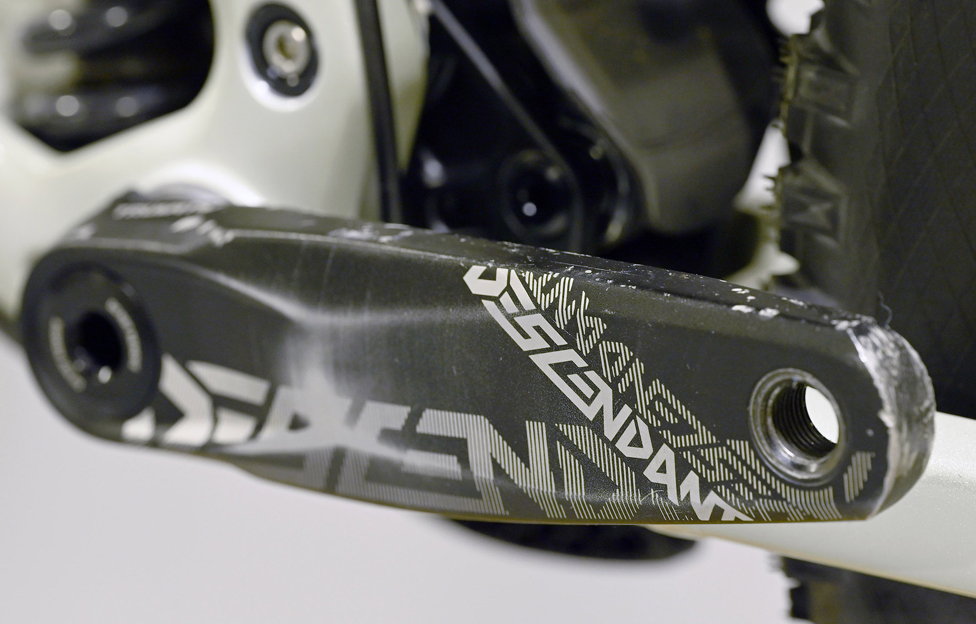 COMMENCAL SUPREME DH V5 ESSENTIAL CLEAR SILVER - L (23150103) image number null