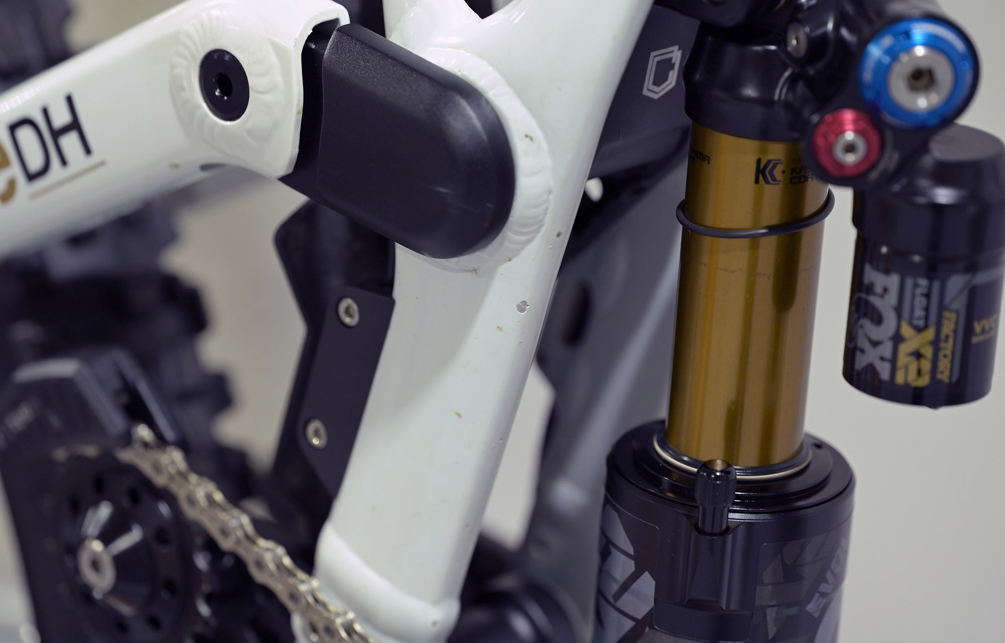 COMMENCAL SUPREME DH V5 SIGNATURE LTD PURE WHITE - M (23151002) image cover number large 9