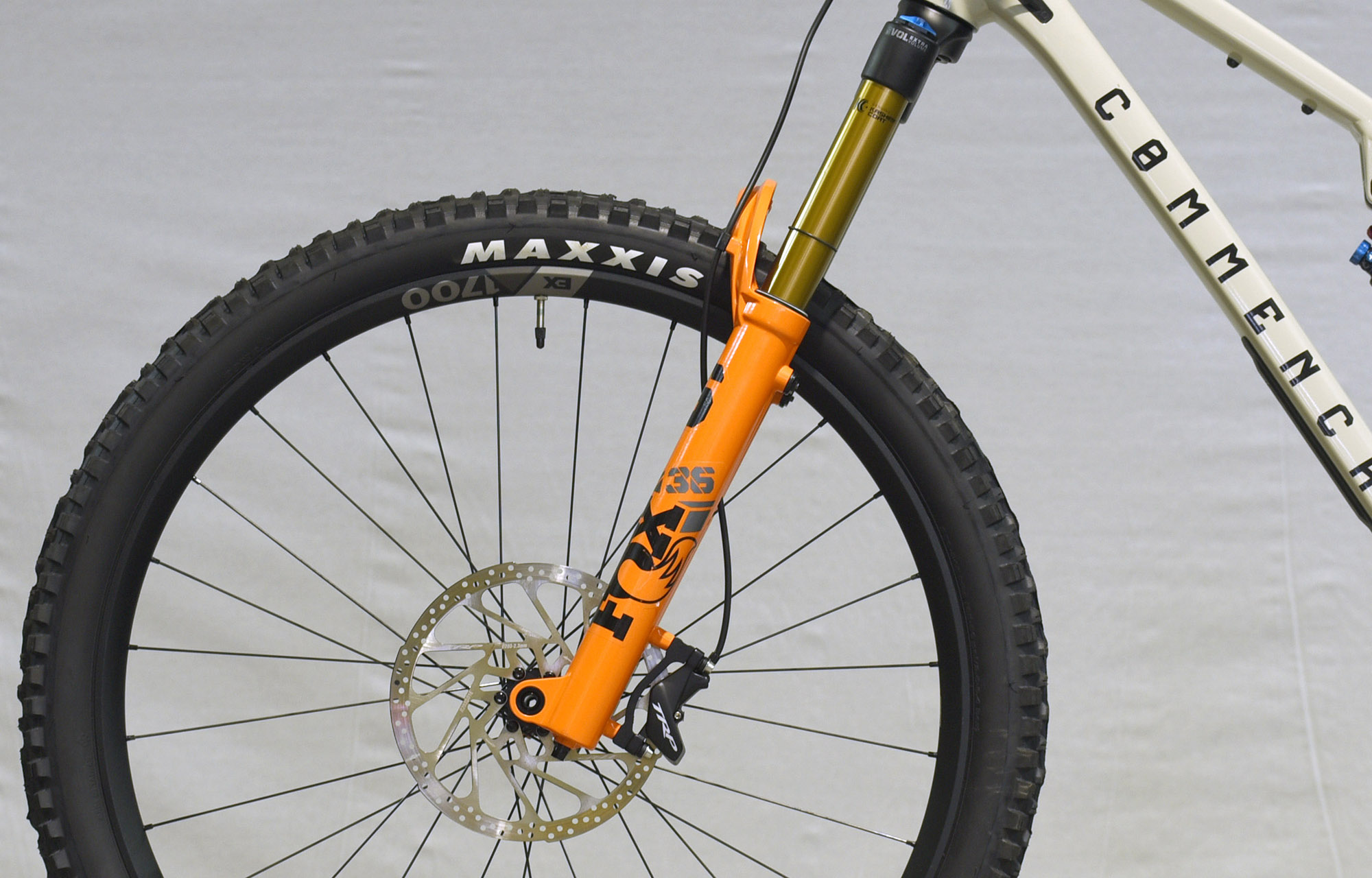 COMMENCAL META V5 T-TYPE CHALK - L (23120903) image number null