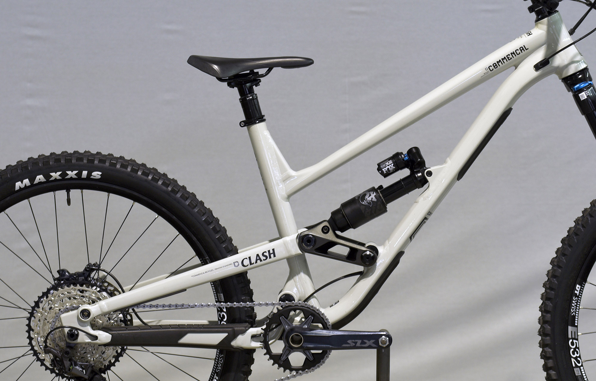 COMMENCAL CLASH ESSENTIAL ASH GREY - L (22132603) image number null