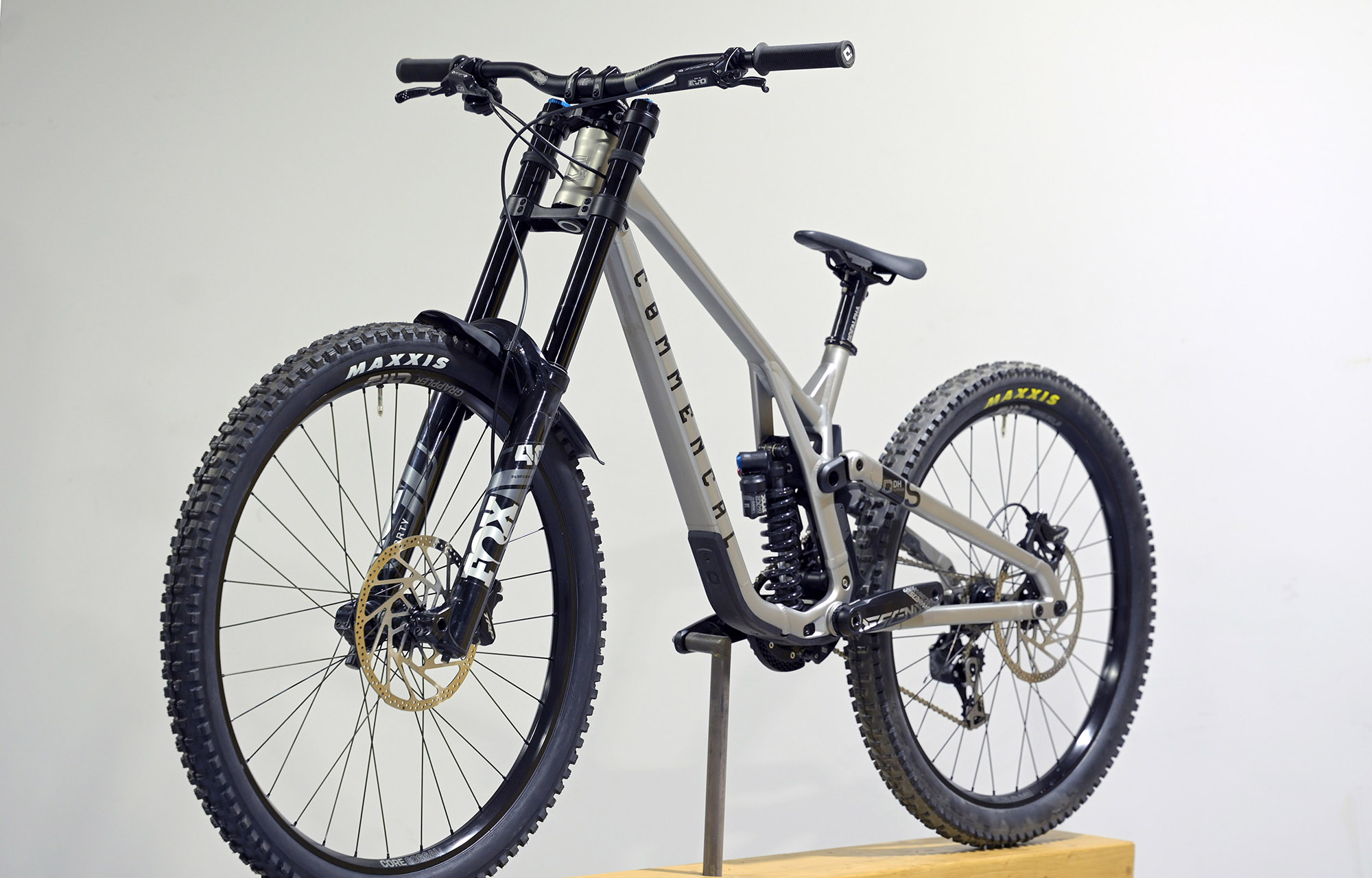 COMMENCAL SUPREME DH V5 ESSENTIAL SILVER - M (23150902) image cover number large 4