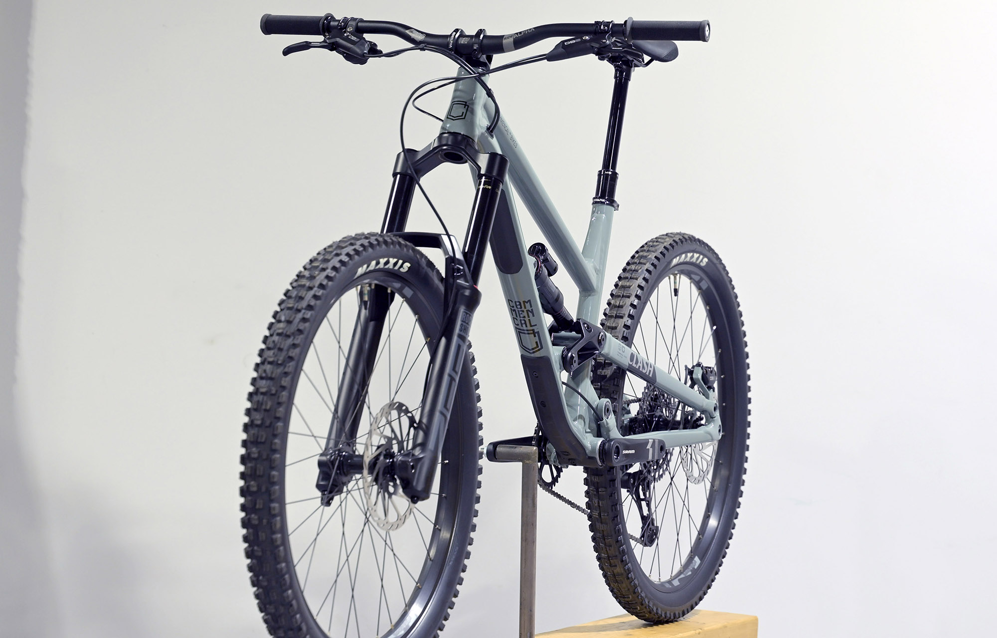 COMMENCAL CLASH RIDE PYRITE GREY ROCKSHOX - L (23132803) image cover number large 4