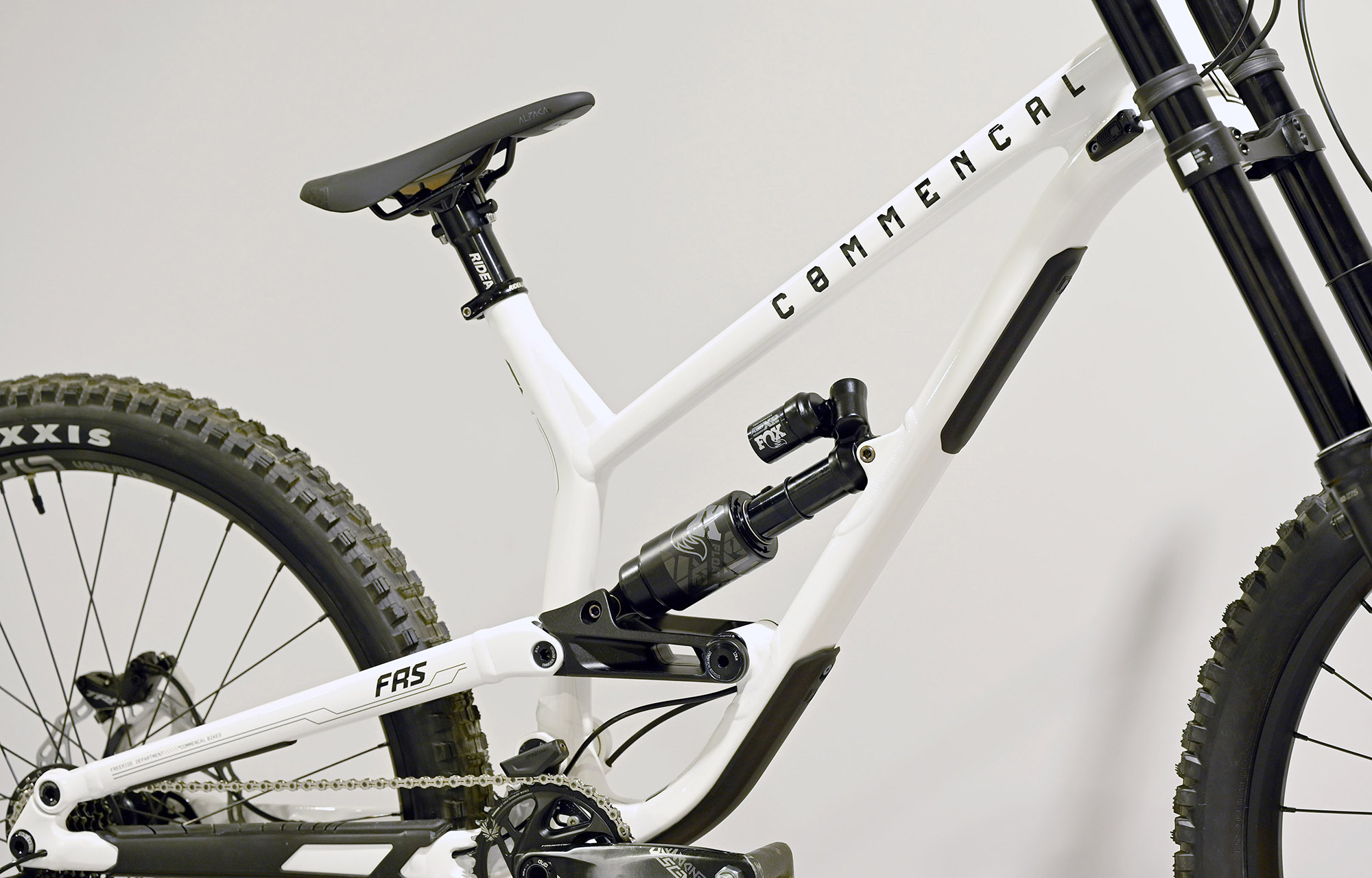 COMMENCAL FRS ESSENTIAL PURE WHITE - M (22150502) image number null