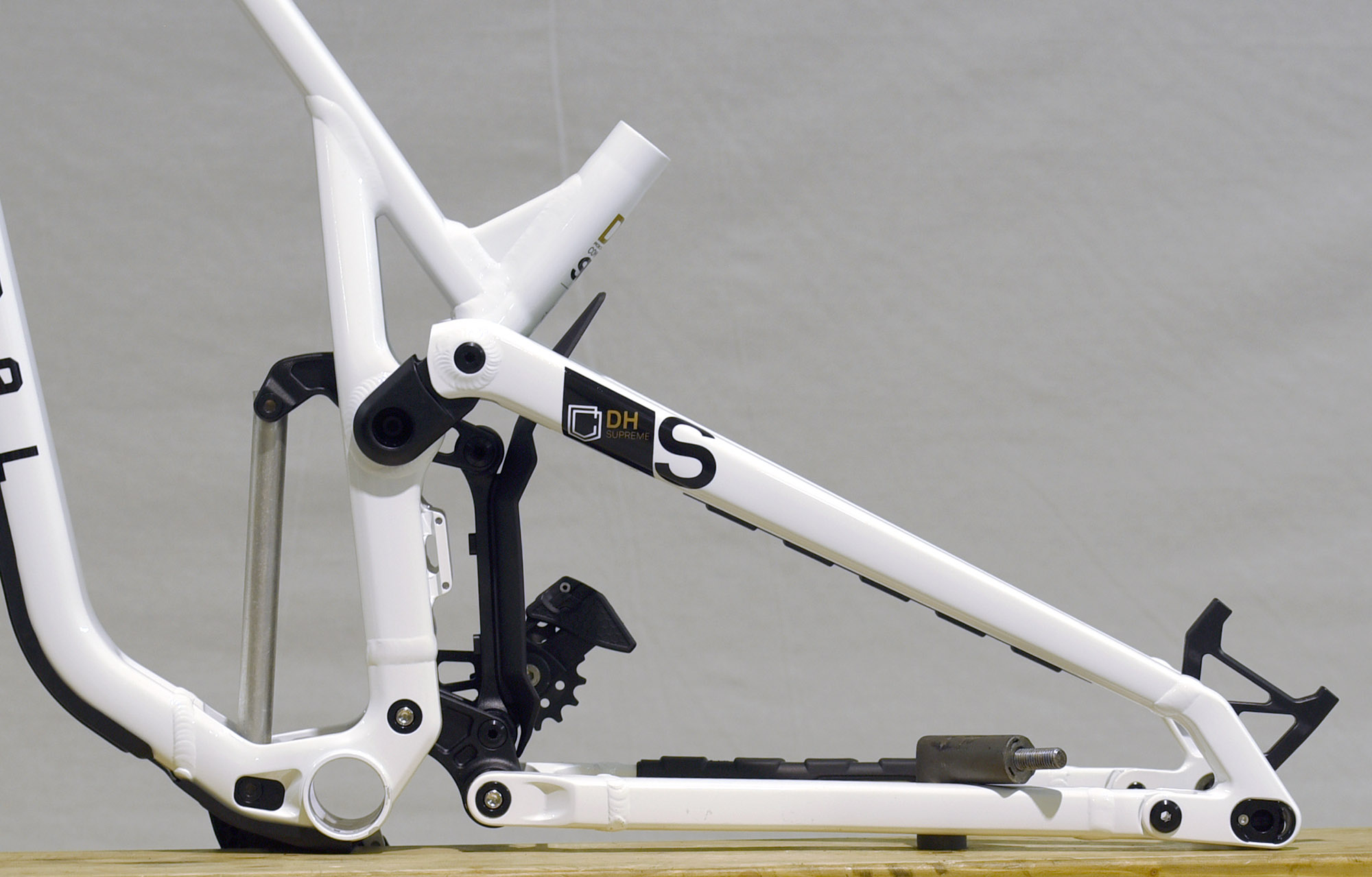 FRAME COMMENCAL SUPREME DH V5 PURE WHITE - L (22250703) image number null