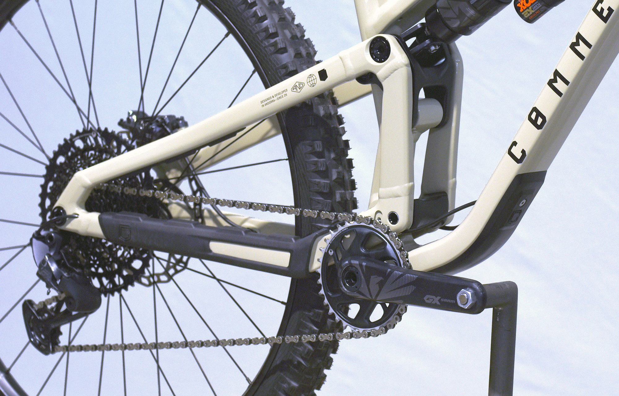 COMMENCAL META V5 CHALK [COMMENCAL TEAM] ALC - M (23100051) image number null