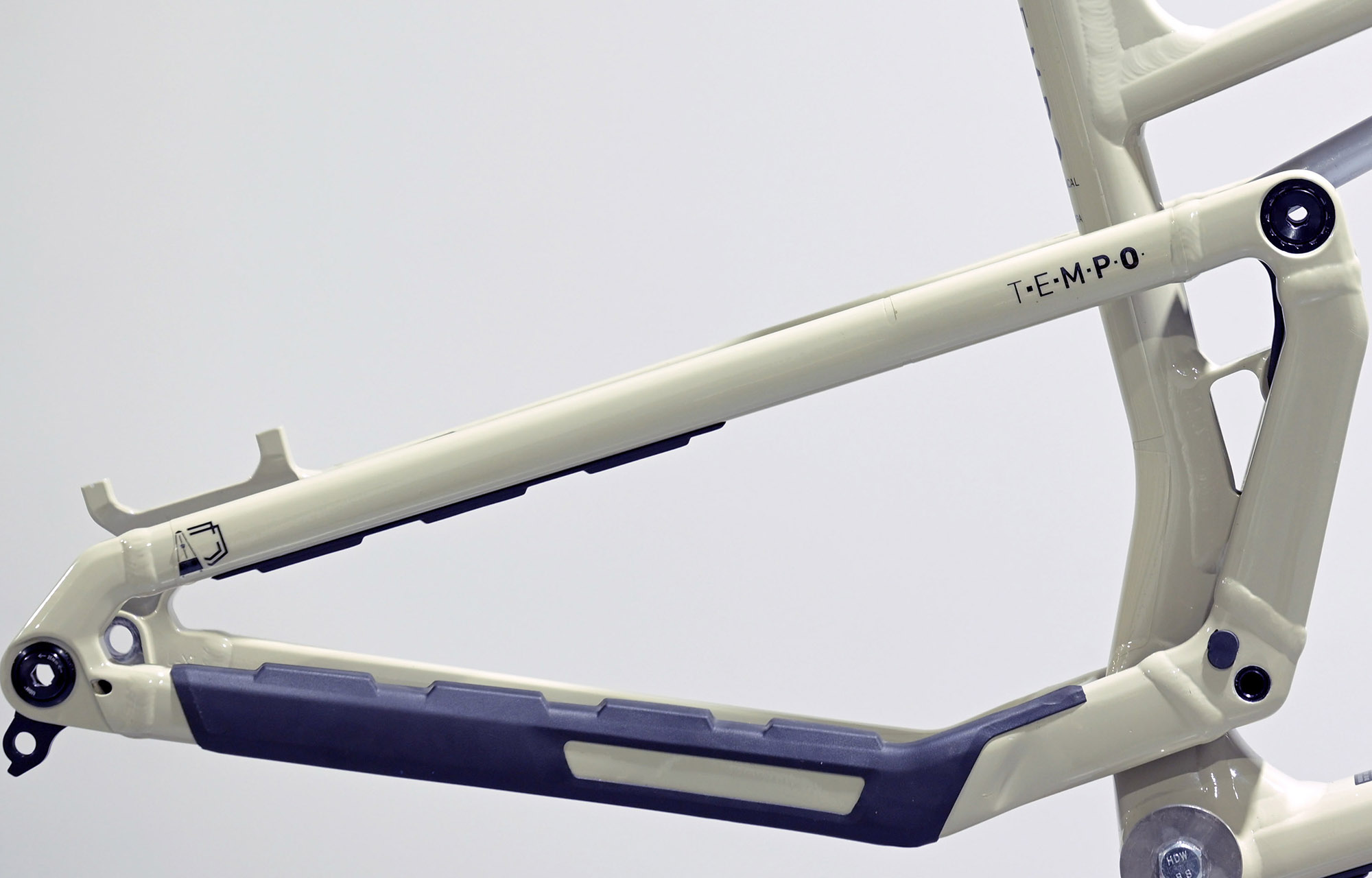 FRAME COMMENCAL T.E.M.P.O. CHALK - L (23220103) image number null