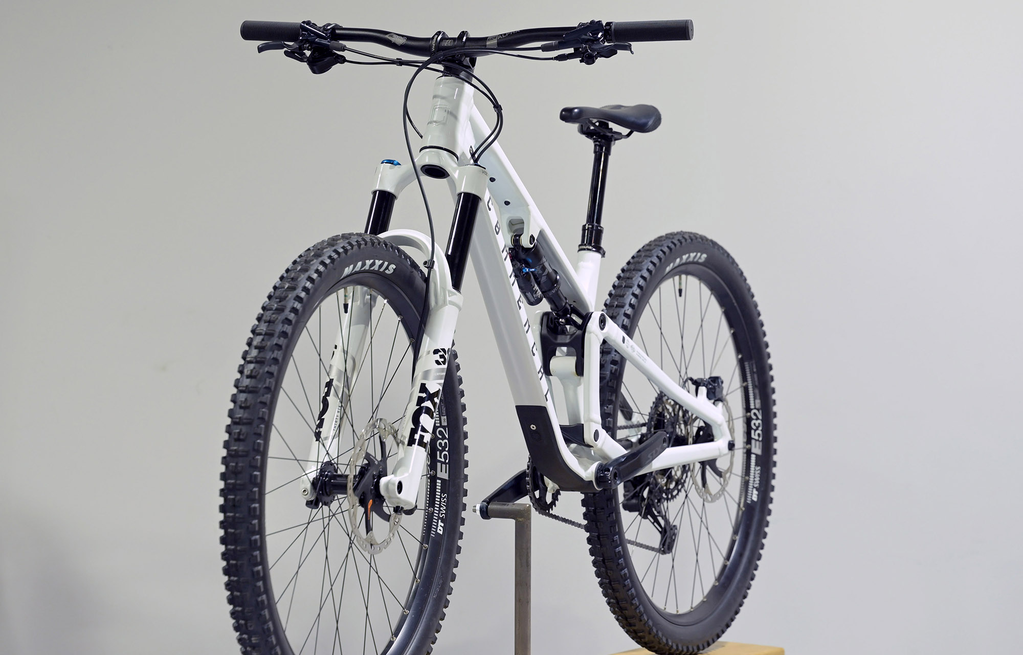 COMMENCAL META V5 ESSENTIAL PURE WHITE - S (23121201) image cover number large 4