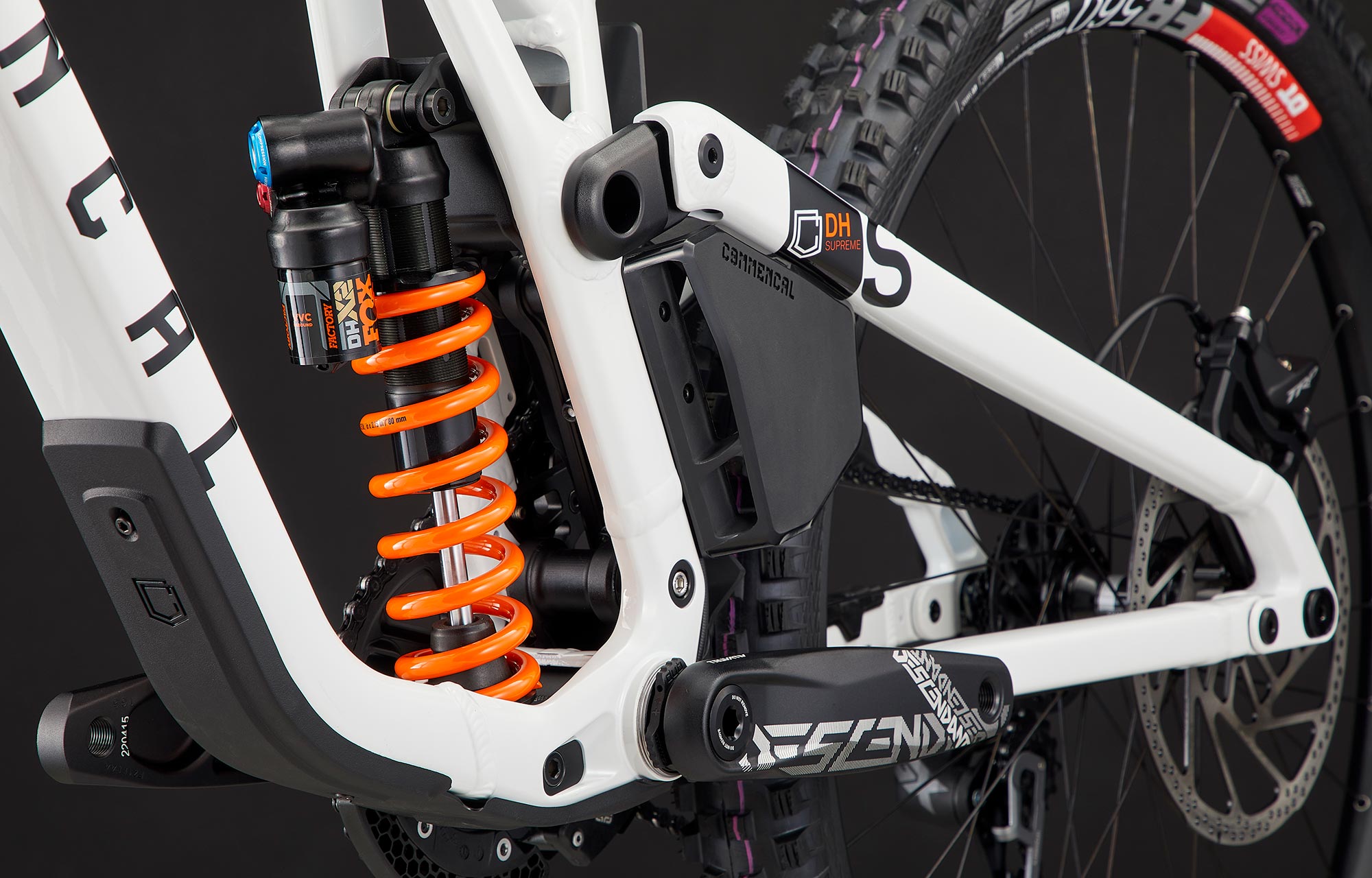 COMMENCAL SUPREME DH V5 SIGNATURE COIL PURE WHITE image number null