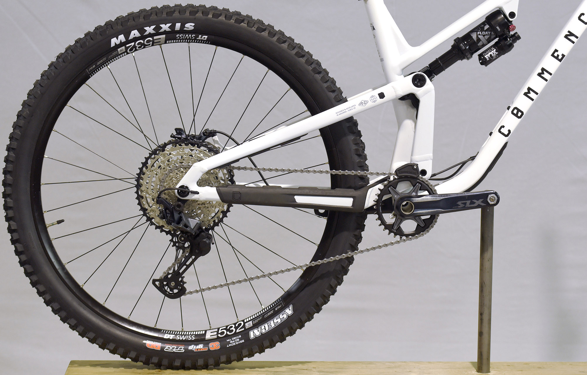 COMMENCAL META V5 ESSENTIAL PURE WHITE - L (23121203) image number null
