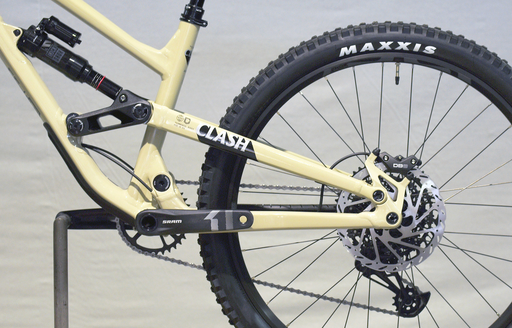 COMMENCAL CLASH RIDE CHALK NEW ROCKSHOX - S (23132101) image number null
