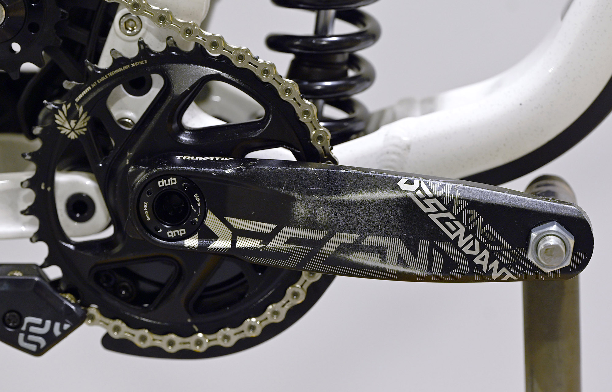 COMMENCAL SUPREME DH V5 ESSENTIAL GLITTERY WHITE - L (23150103) image number null