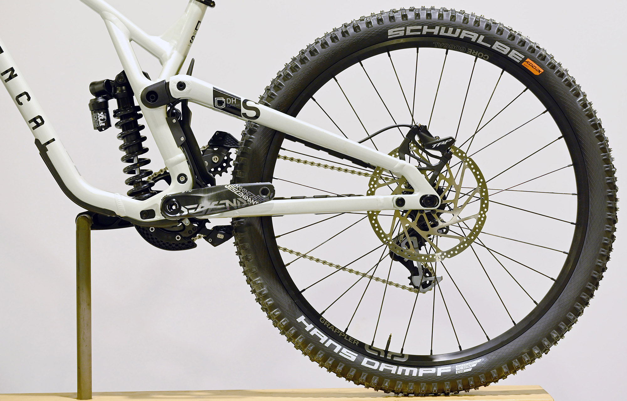 COMMENCAL SUPREME DH V5 ESSENTIAL CLEAR SILVER - L (23150103) image number null