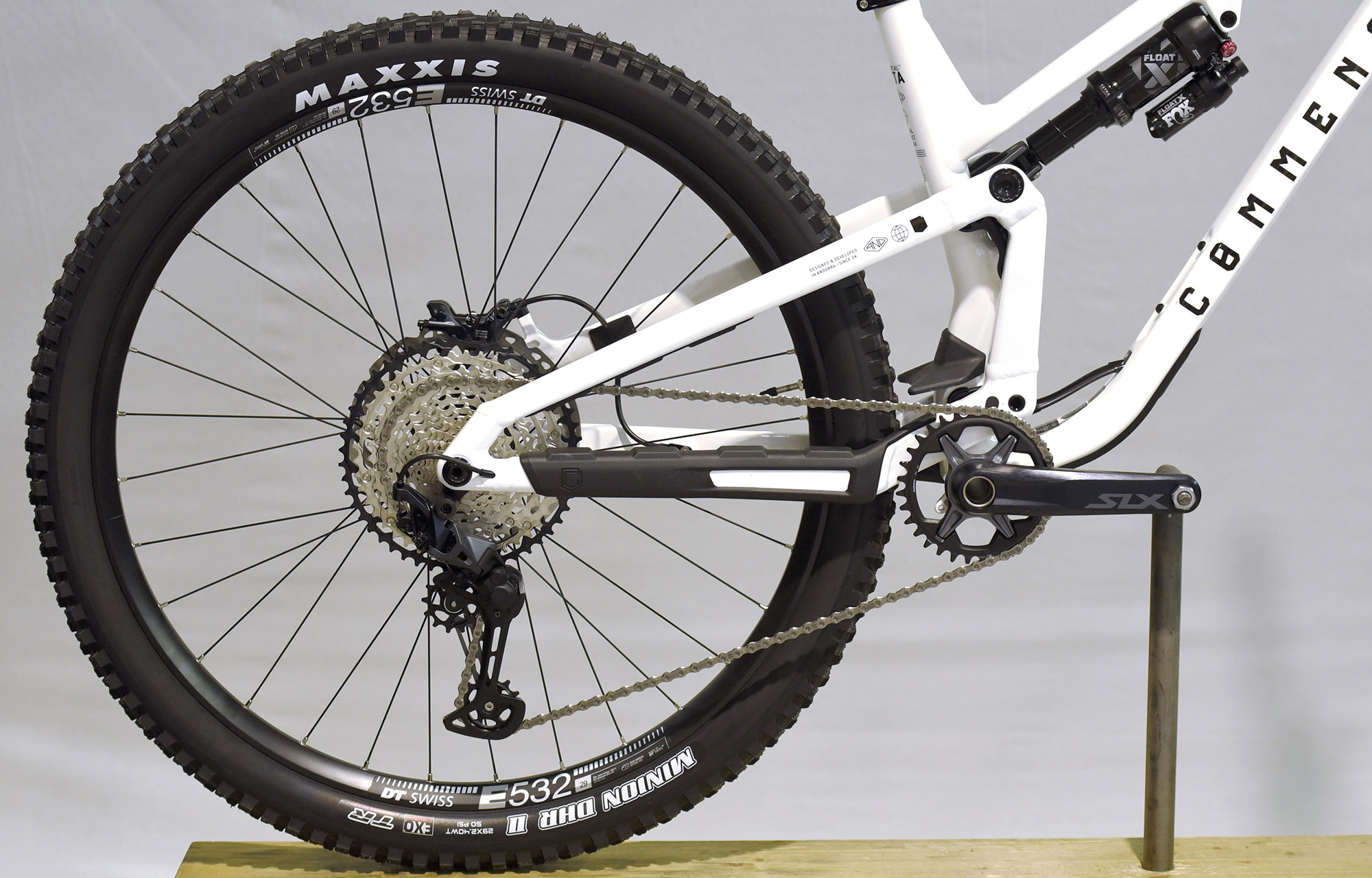 COMMENCAL META V5 ESSENTIAL PURE WHITE - M (23121202) image number null