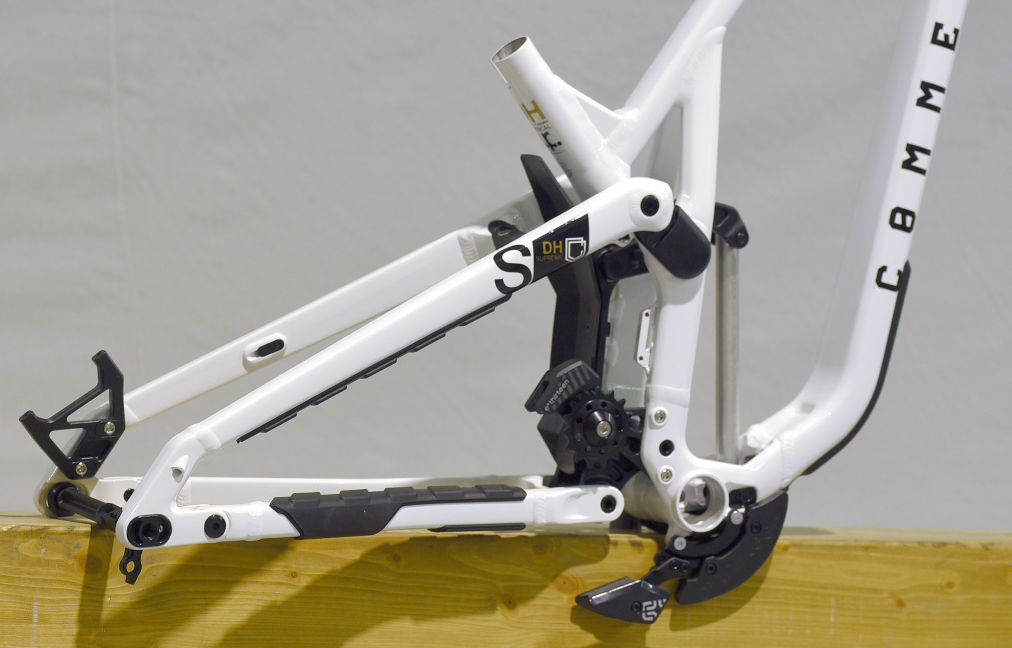 FRAME COMMENCAL SUPREME DH V5 PURE WHITE - L (22250703) image number null