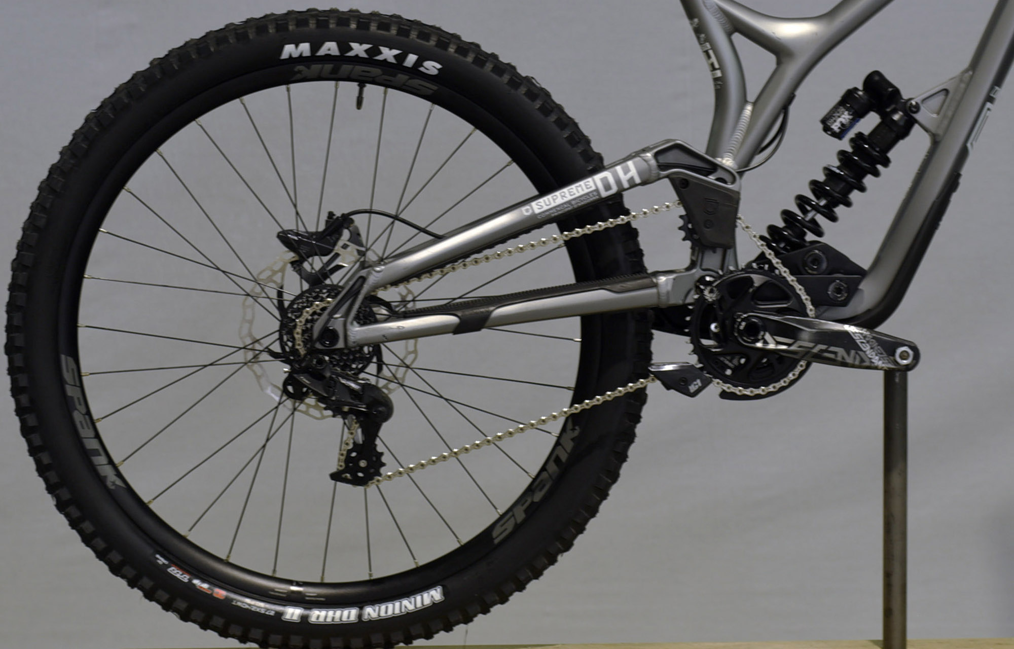 COMMENCAL SUPREME DH 29/27 RACE MATTE GRAPHITE  - L (21151203) image number null