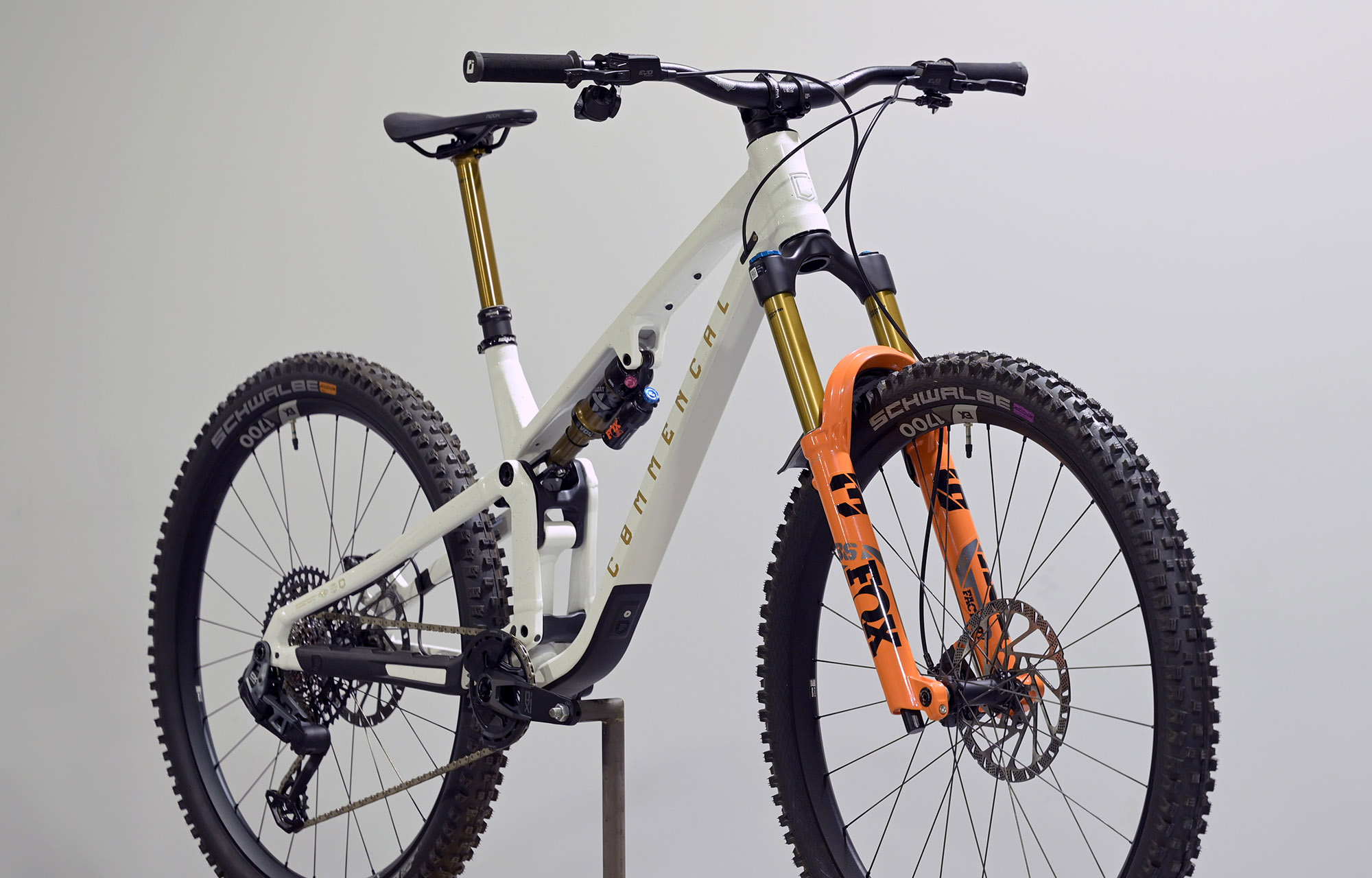 COMMENCAL META V5 SIGNATURE GLITTERY WHITE - M (24122302) image cover number large 2